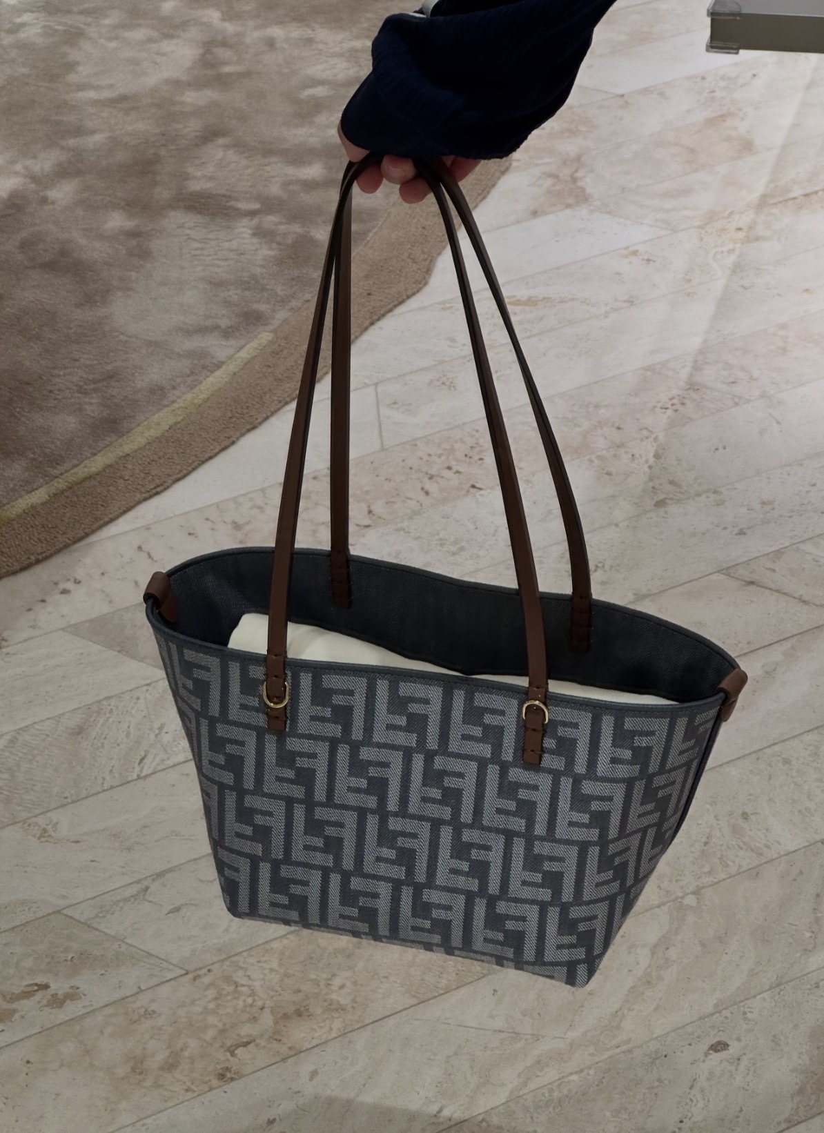 訂貨📮 Fendi Small Roll Tote Bag Size 23x15x19.5cm