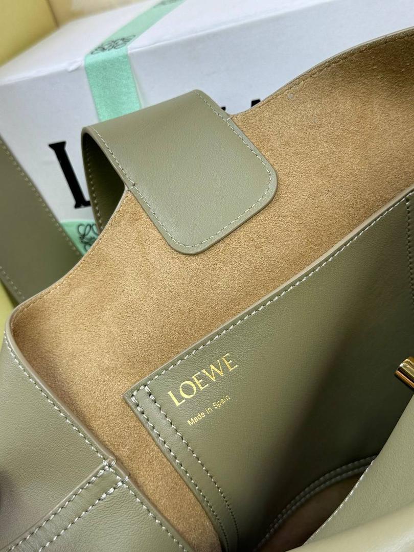 24𝙨𝙨 𝙋𝙚𝙗𝙗𝙡𝙚 𝘽𝙪𝙘𝙠𝙚𝙩 「中号/桉树绿」 独家新款首发‼️‼️ 尺寸：𝟐𝟒.𝟓-𝟐𝟑.𝟓-𝟐𝟖cm 编码：062341 将最纯粹的简约线条与瞩目设计风格巧妙融合，造就别具一格的创新手袋。 标志性的Anagram雕刻五金兼具装饰和实用功能，🉑调节肩带长度适合多种背法，独特的扭曲结构与微妙的细节相得益彰。