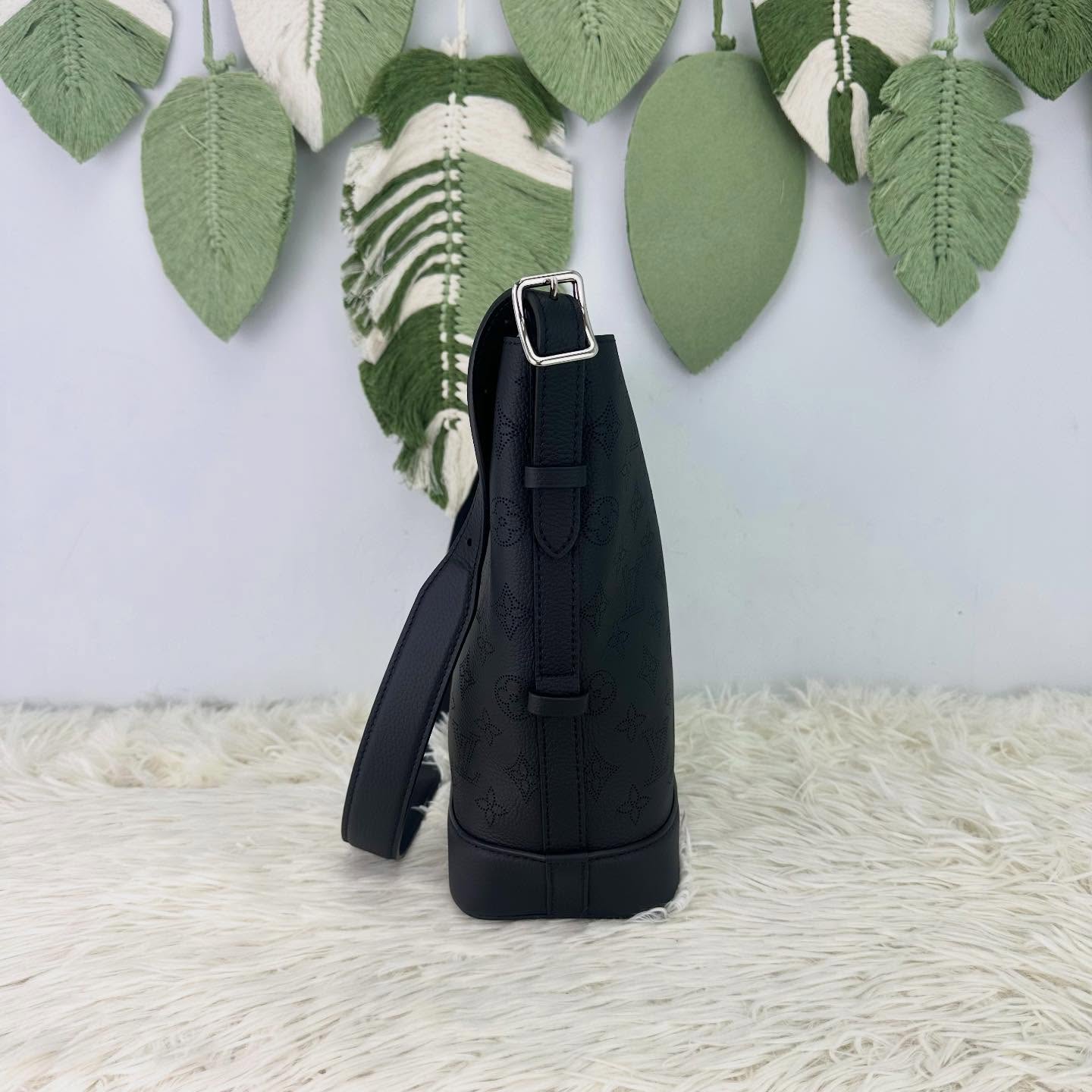 LV 🤍PRE OWNED Flore 黑色褸空水桶包 晶片款🖤