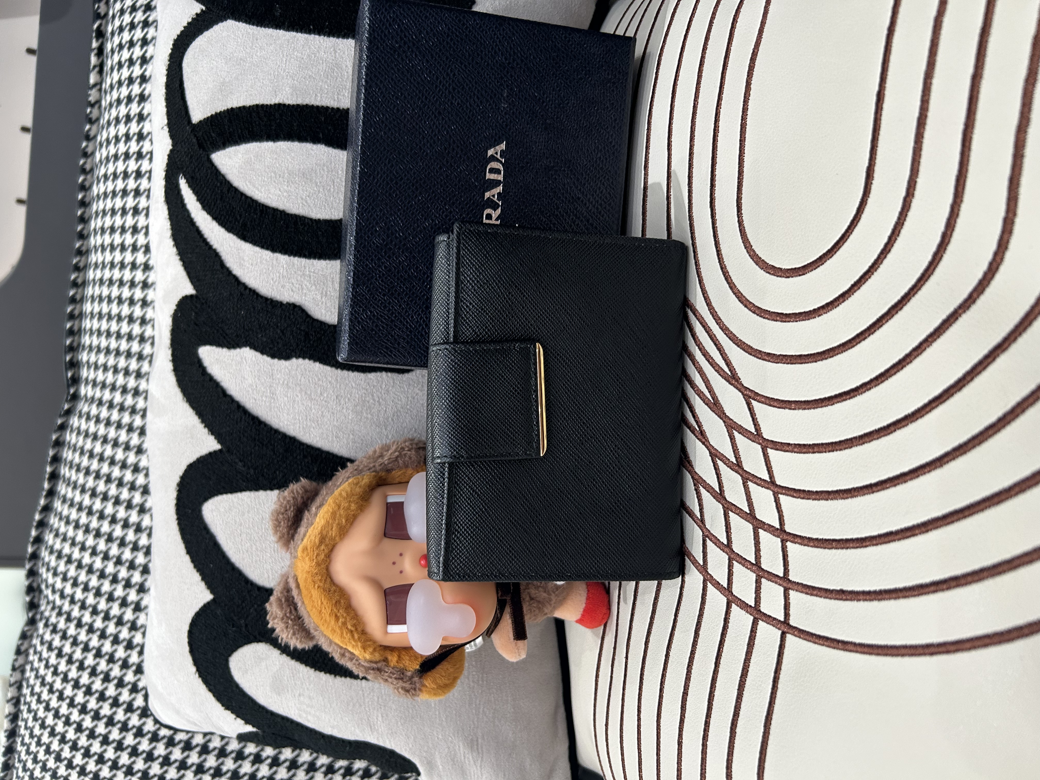 Prada wallet 黑色十字牛皮 100%Authentic ,98%new ✅box