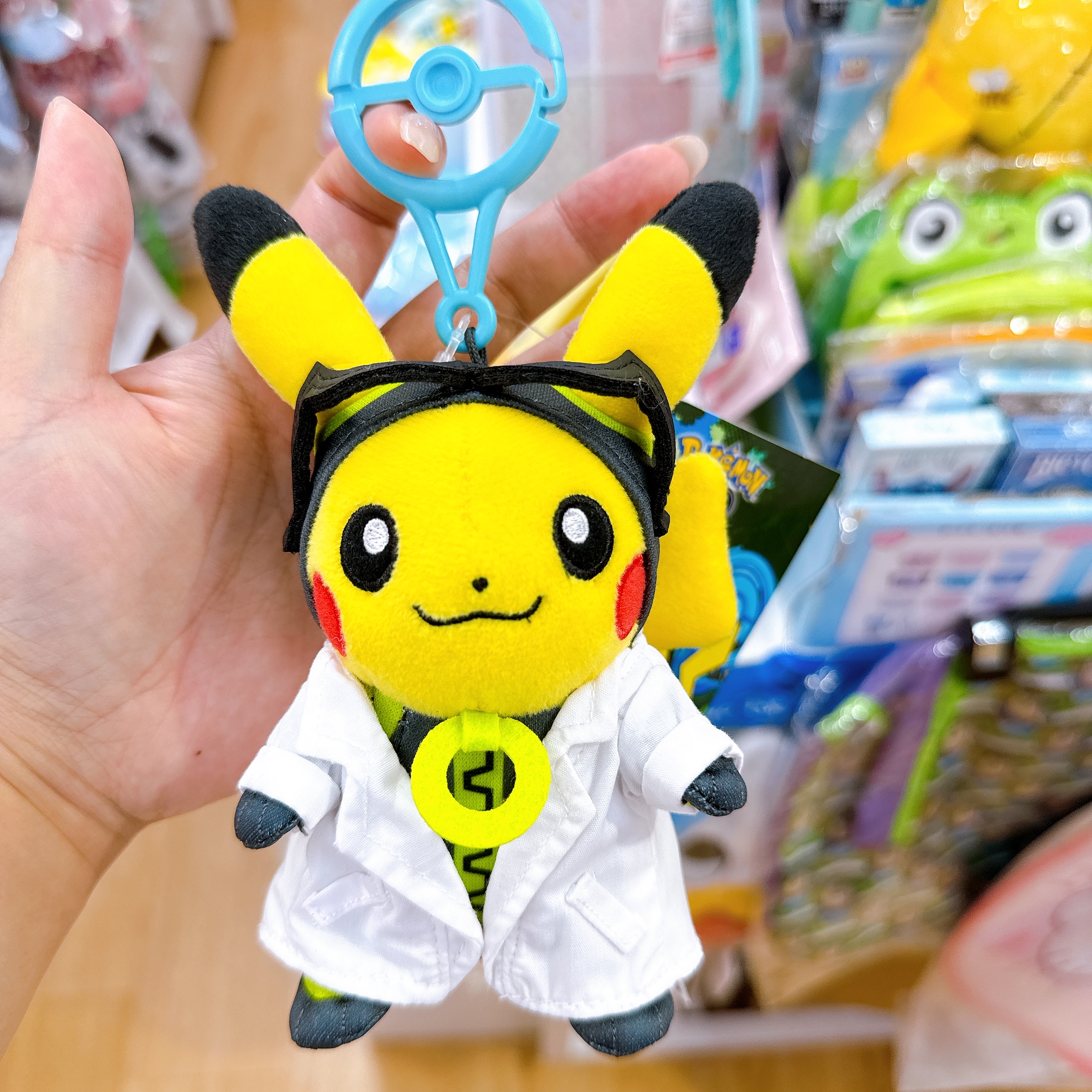 日本直送北海道Pokemon Centre限定維羅博士的助手比卡超公仔掛飾