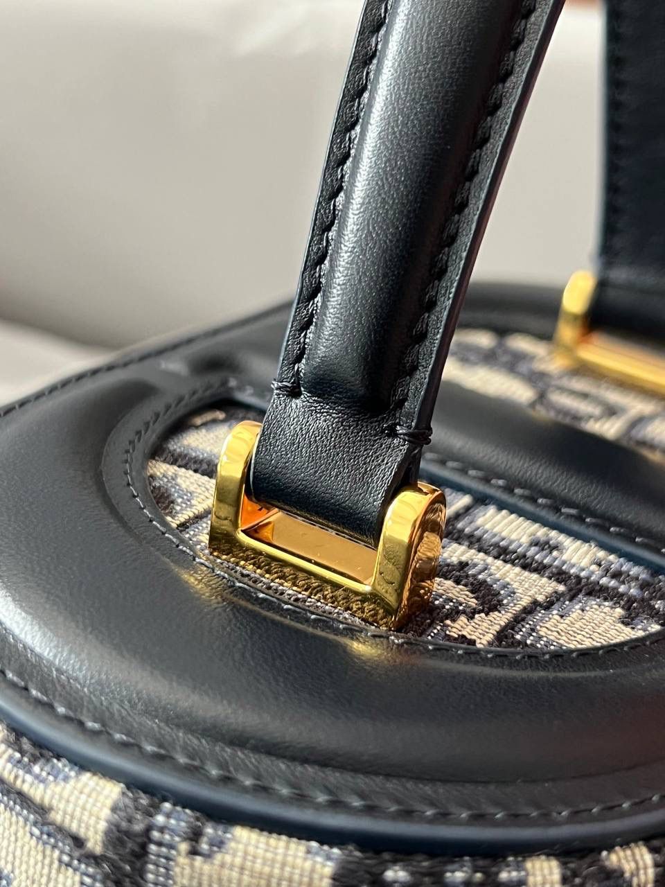 实拍实拍 💕 小号 CD SIGNATURE VANITY 手袋蓝色 Oblique 印花 独家渠道货 独家CD渠道货化妆包最新款上新 尺寸：16 x 11 x 9.5 厘米 独家实物手机版本实拍 需要实拍的看这里✨