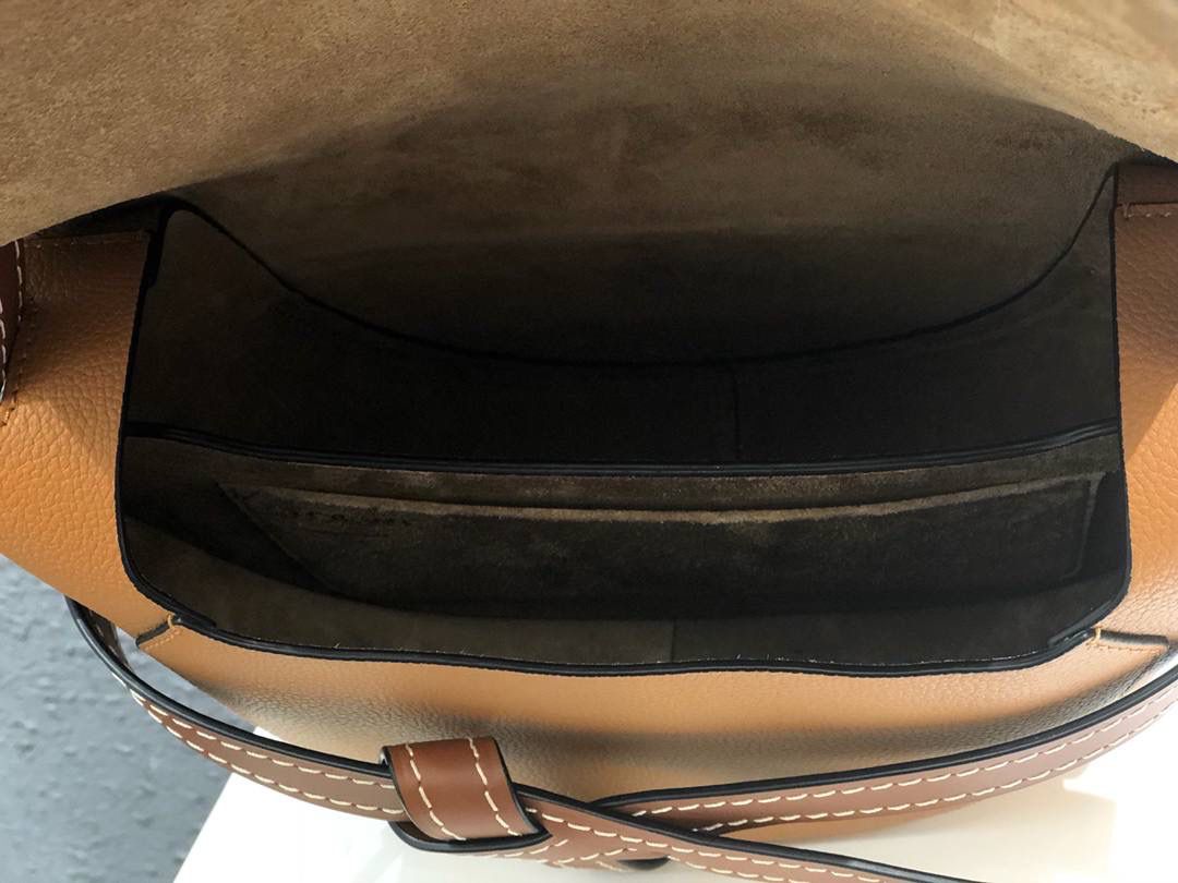 Loe❤️we专柜官网主推最新颗粒纹GATE BAG 👜蝴蝶结🎀不仅是装饰，也是包盖的唯一插口。全包只有一个带品牌精致logo 的子弹头式黄铜插鞘，没有其他五金配件，完全是高大上的西欧传统皮革工艺性和设计风格，So 自重轻便，肩带🉑️调节长度，任何身高妹纸都可驾驭，这点很nice了💃💃 👜小号尺寸:20*19*11.5cm,包身是非常柔韧的颗粒纹小牛皮，内部是麂皮，两个隔层，有一个卡袋，装得了短钱夹，手机，口红💄，气垫等，容量非常感人😇假如想带个kindel 也还是可以的哟😍😍 👜林允儿同款焦糖色，再撞个经典红棕色，包包马上upgrade ⬆️个几阶[得意]，高大上的气质感[色][色]，一眼就种草[色][色] 👜zp拆包定制，高端独家私定制五金，小牛皮，德国进口纱菲线，zp工艺，让你尊享顶级品质！ 型号:061711棕荔枝