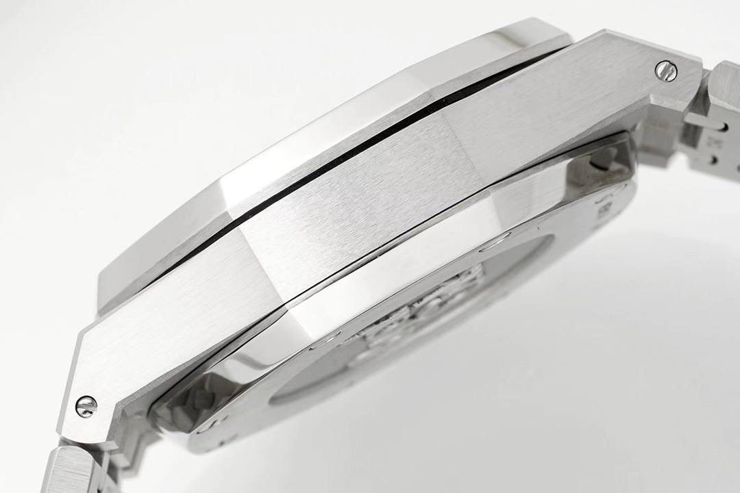 🚀新品来袭——爱彼26331OR皇家橡树多功能计时机械腕表41MM！💯 特点：表壳结构跟足原装正品，装配方式原装一致，使厚度比以往的更薄！ 旋入式表冠，按入式的计时按钮跟原装一致，才不会一眼假！(区别于市场计时和复位键都是旋钮后才可以按入) 1⃣️【机芯】7750改原装机芯 6字位小秒 功能与原装一致！ 2⃣️【表镜】镜面和正品一样采用的是蓝宝石玻璃镜面，和正品放在同一下角度对比，保持一样的通透明亮度，一致的防炫光效果！3⃣️【表壳】表壳精钢材质，采用原装数据开模，顶级打磨，不管是纹路还是质感都接近原装，通过拉丝和部分抛光打磨处理之后，忽明忽暗展现出精致而硬气的独特气质！ 4⃣️【头粒】最人性化的可松动头粒缓冲，确保更贴合手腕，佩戴更舒适。 5⃣️【表盘】还原正品表盘的细腻精致，立体工整的盘面“饼干纹理”和原装一模一样，经典的大网格凸显爱彼的特点，采用进口超强夜光！表盘细节做工秒杀市面其他！ 可搭配橡胶带和皮带，满足你更多需求！