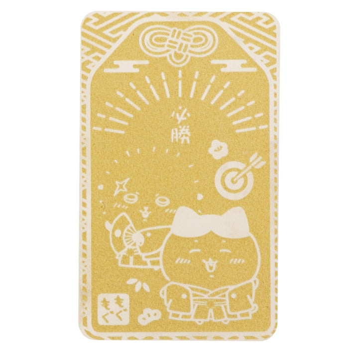 【Apr 24 日版官方】Chiikawa 一款閃閃發光的金色御守，上面有身著傳統日式服裝的小八和師父