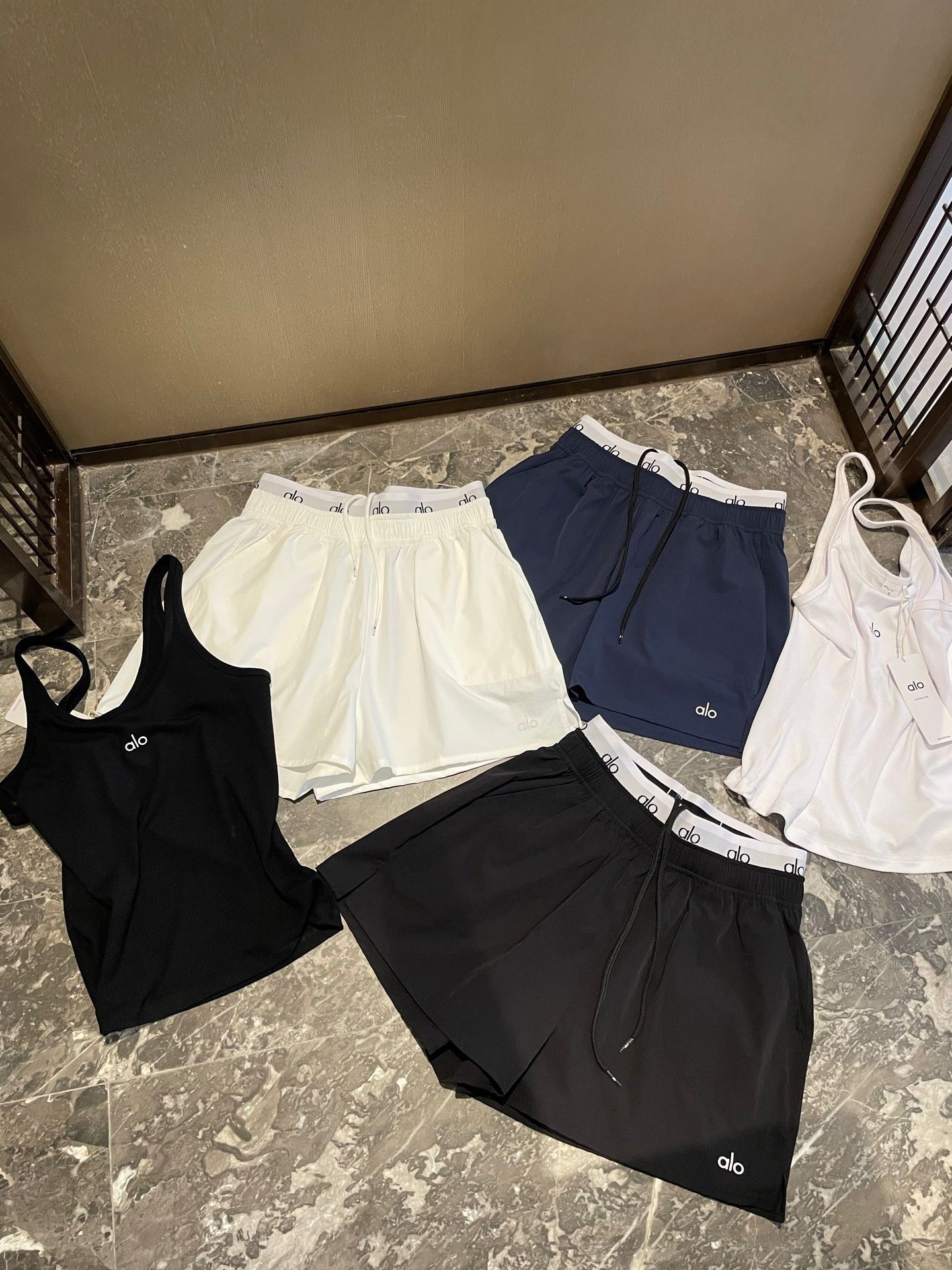 $95件。2件起$85件。Alo高腰假兩件短褲