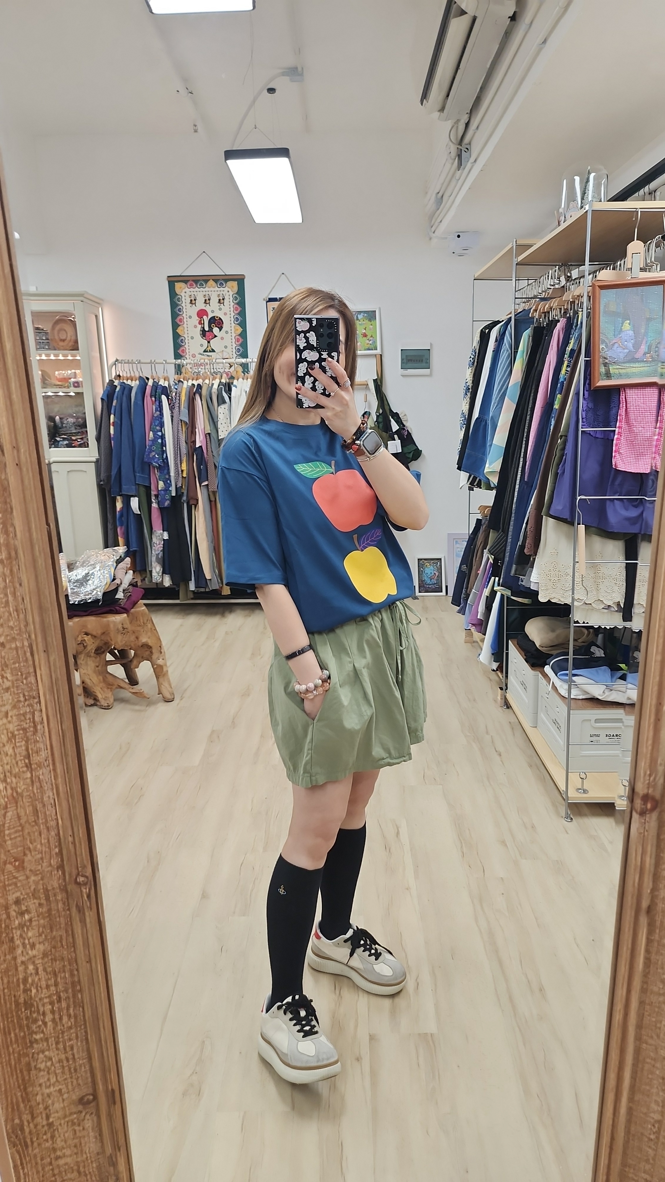 韓國藍拼紅黃蘋果印圖Tee