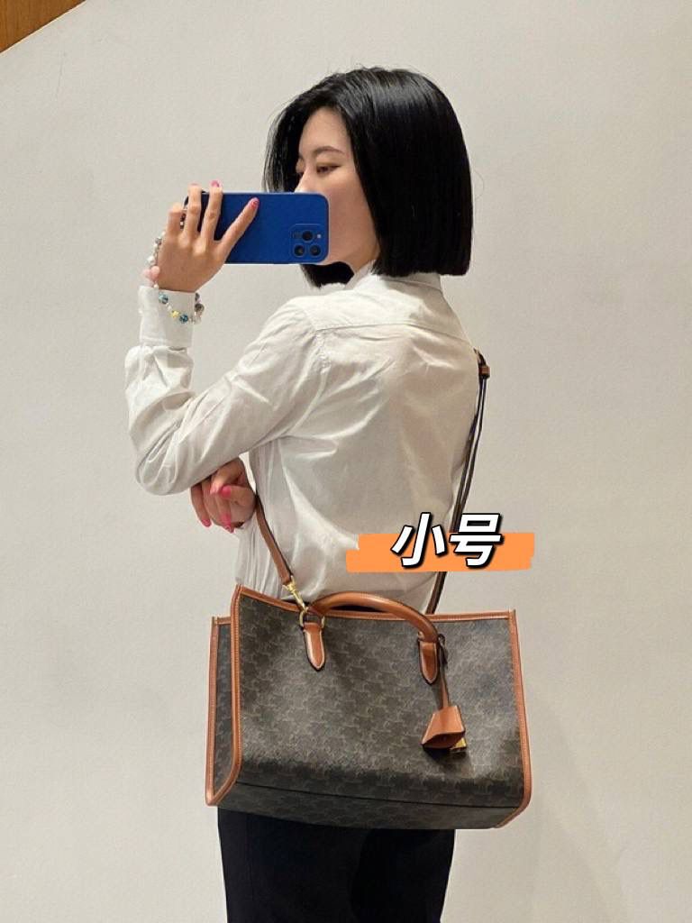 𝑪𝒆𝒍𝒊𝒏𝒆托特出𝒎𝒊𝒏𝒊 𝒔𝒊𝒛𝒆啦！觉得正常尺寸太大的小仙女，现在福利来啦～涂层帆布材质耐水耐磨，经典百搭，容量很大，可以装ipad/A4文件，性价比超高，关键还配肩带可以斜挎～实现解放双手自由🤩