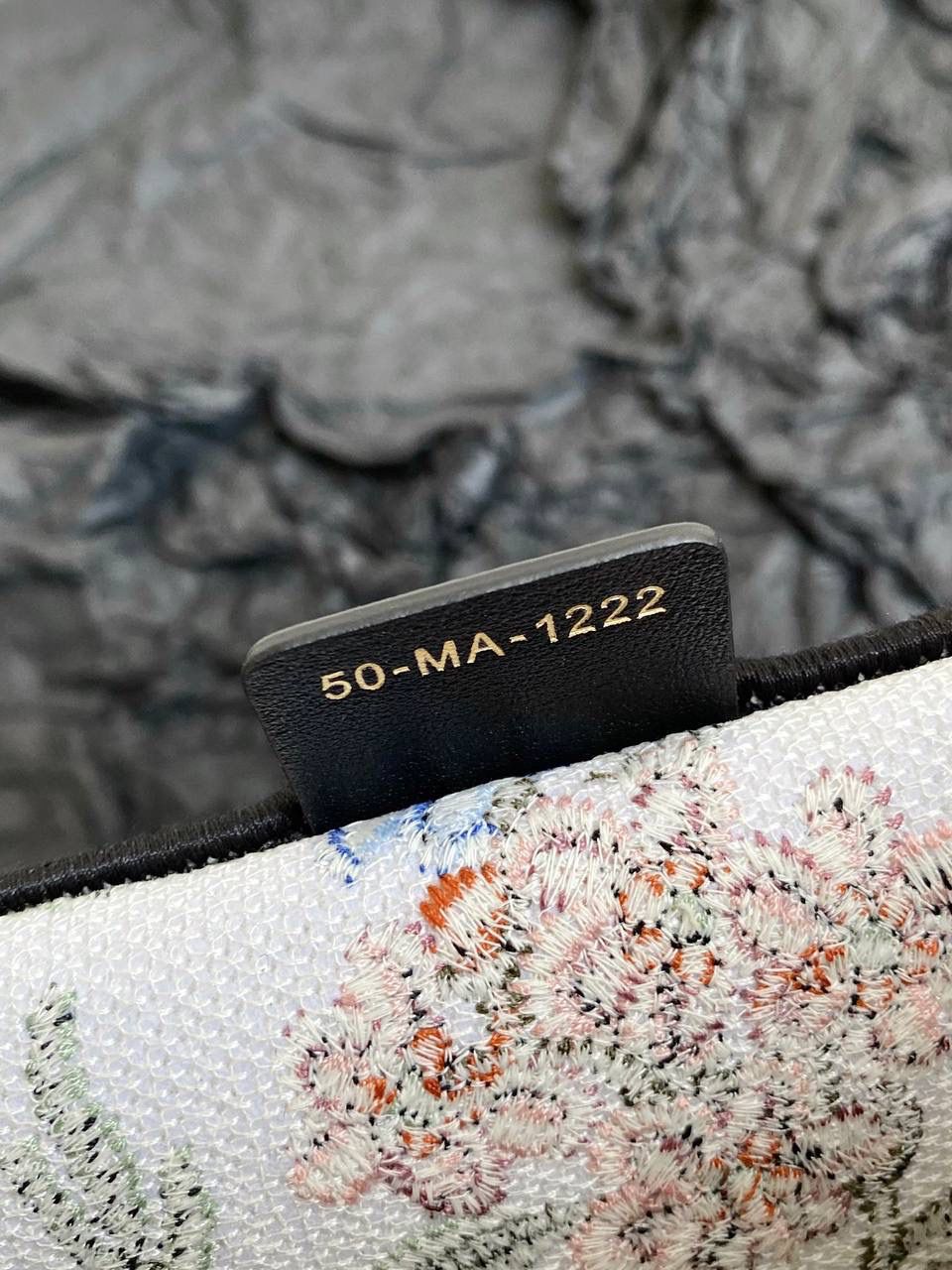 🈶繁花白色中号 𝗖𝗗 𝗕𝗼𝗼𝗸 𝗧𝗼𝘁𝗲 23夏季繁花刺绣 它来了，钟情于每季花卉元素为主题 精湛的繁花刺绣工艺，栩栩如生的迷人🎀💐 给人一种烂漫愉悦的心情，很有度假氛围 夏天要来啦，拎上它，去有风的地方 36×27×16cm M1286m