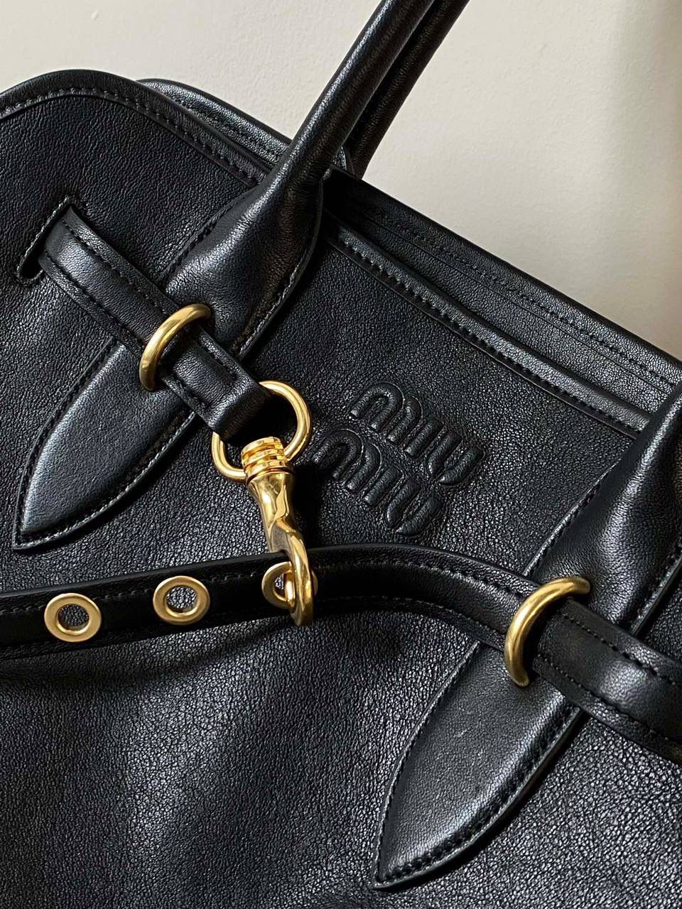 🈶黑色 𝗠𝗶𝘂𝗠𝗶𝘂 手提包 这只Aventure我要夸爆它！ 绝对是公文包中的颜值天花板 这款有多难买不用多说，绝对的断货王 酷酷的慵懒感洋气且时髦 还有一丢vintage感，超有调 上班通勤，日常出街都超出片 很有年轻人的活力！ 31×40×13cm #F0023m