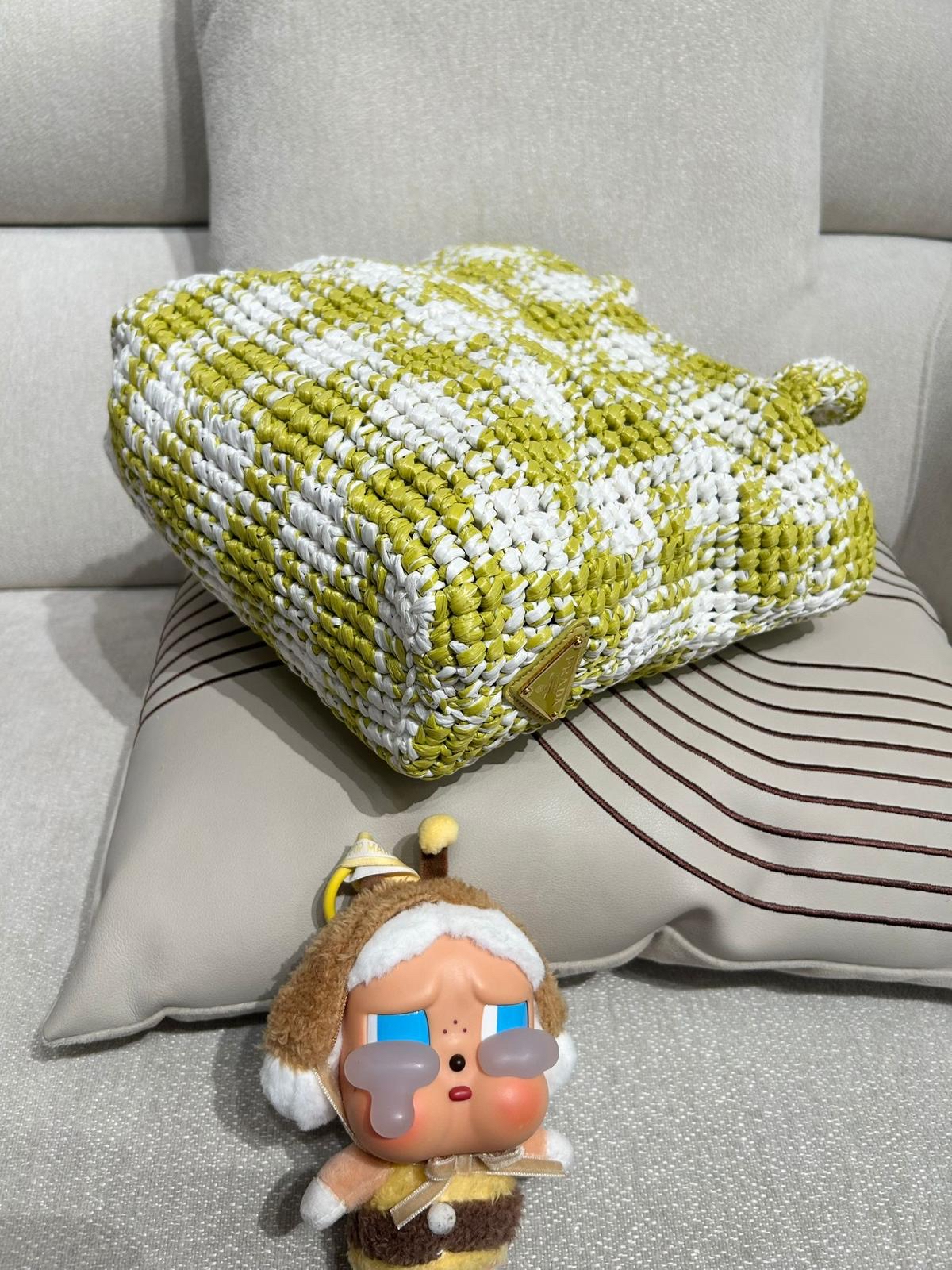 Prada Raffia bag 100%Authentic, 98%new ✅dust bag