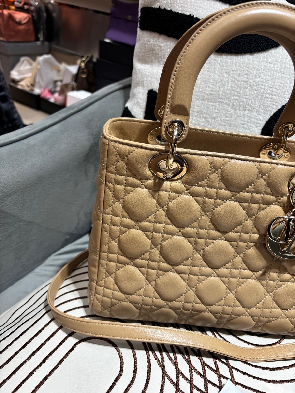 Dior lady Dior medium beige 100%Authentic, 98%new ✅ certificate card✅塵袋