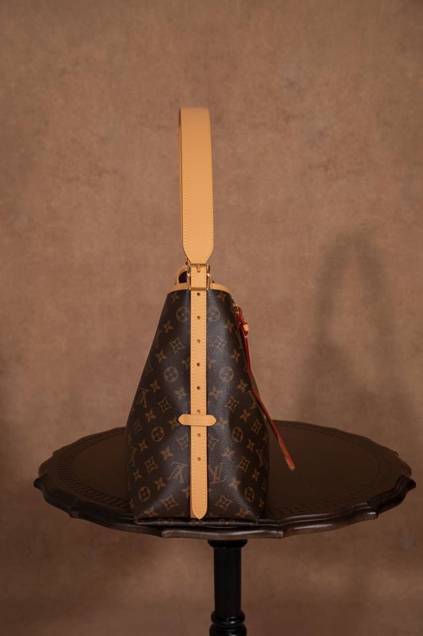 LV CARRYALL🎀 整体风格偏 休闲、随性、有点慵懒感，背上身直接爱上❤️ 字母包设计很贴心，不管是拿来当通勤包，还是妈咪包，都超级适合。容量大、很好装东西，而且又耐看又百搭，天天背都不会腻。 可以说是 又实用又好看的王者包款 了✨ 中号：尺寸 39×30×15cm 小号：尺寸 29x24x12cm 大小刚刚好，看起来大气又很实用。这款 Carryall 系列真的是爆款中的爆款，颜值超高，真的会让人一看就想要！从上市第一天开始就一直缺货，真的不是开玩笑的！！😍✨