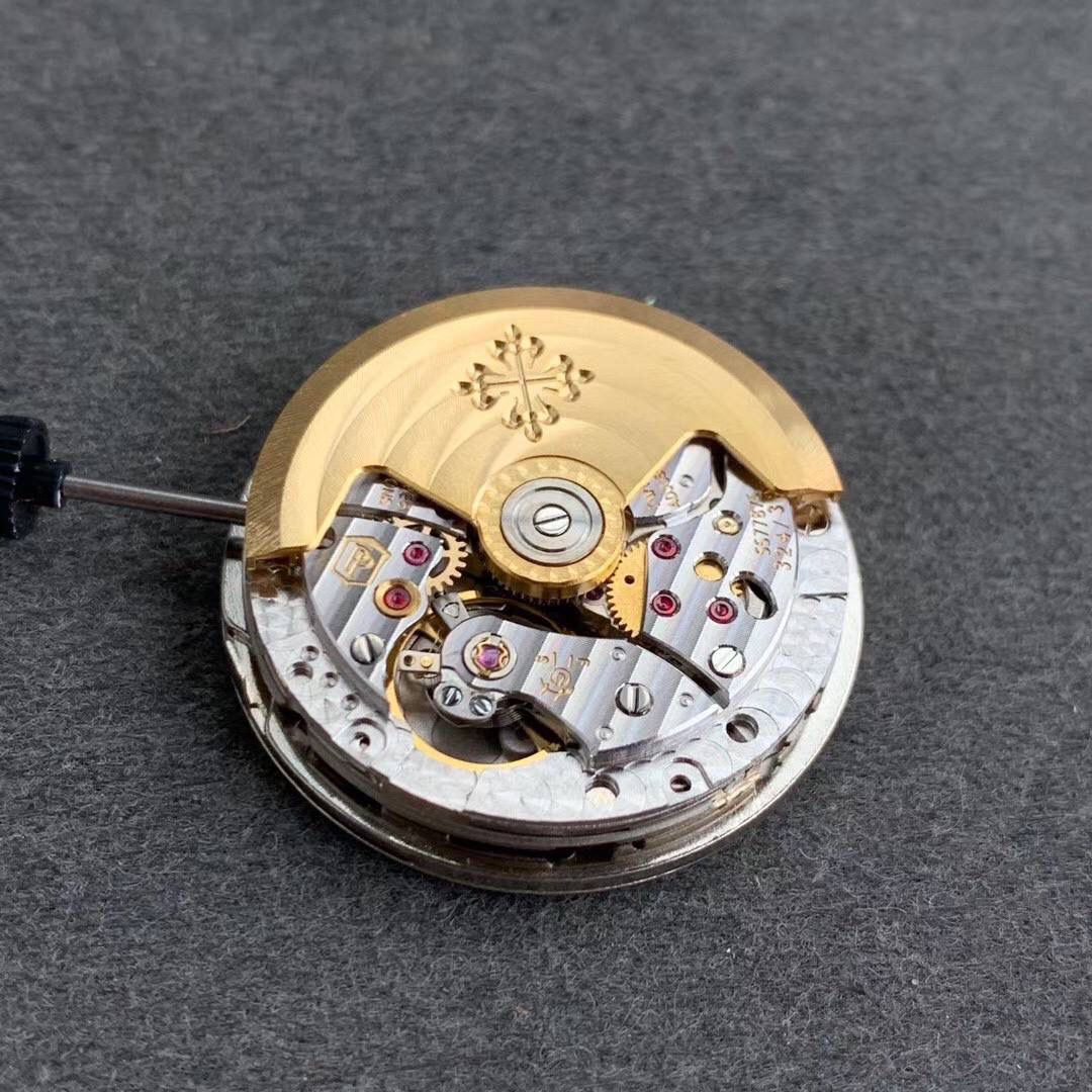 🔥全新PP百达..翡丽 复杂功能AQUANAUT旅行家＂手雷＂5164A系列＂V2＂超强升级版🔥 全新V2技术重点突破 1⃣️：升级最新机芯为PP. Cal.324 S C FUS 一体机，机芯摆轮位置实现与正品一致方向，现为市面最高版本。 2⃣️：新款字面巧克力颗粒感形状更立体 3⃣️：精益求精 V2版机芯主夹板字体更细致 升级为最新换代甲板鸽子血红宝石 实现最接近正品的工艺。