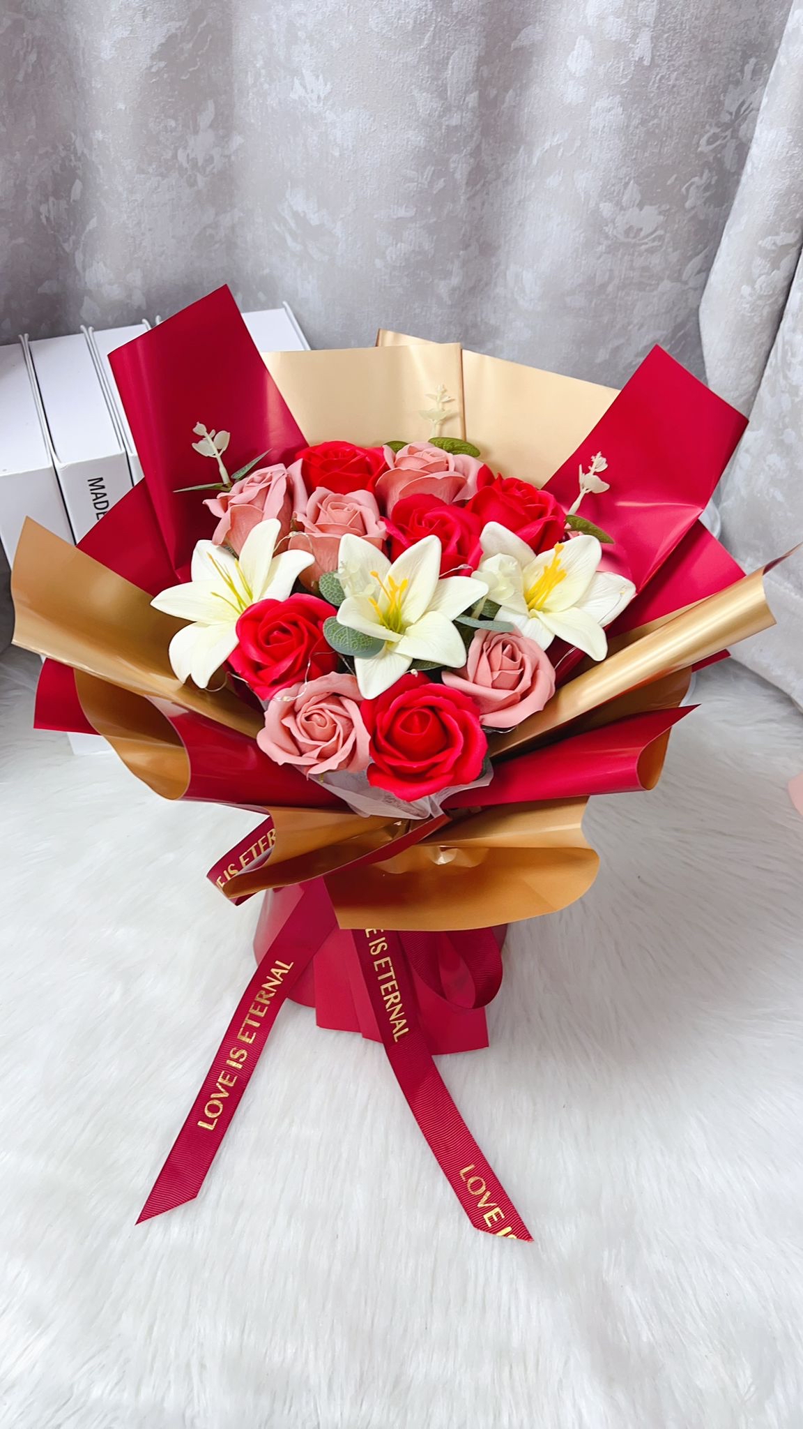 百合玫瑰紅色番梘花花束