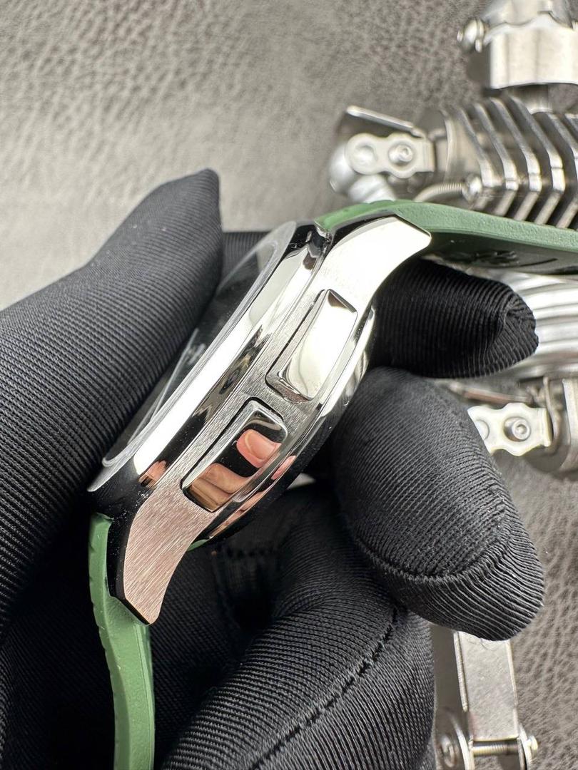 百达翡丽Aquanaut系列😎 【表壳】40.8MM表径，不锈钢材质，圆润的八角壳型恰到好处，表壳左侧的鲨鱼鳍型设计，是可以前后快调中央镂空时针的按钮，这枚指针可以用来指示第二时区时间。 【表盘】黑色浮雕表盘，金属立体字块，覆荧光涂层时标。3、9点钟分别显示”HOME”与”LOCAL”的方形昼夜视窗，蓝白二色各自代表晚上与白天，6点钟位置是指针式的日期盘。 【机芯】成功实现百达翡丽5164A-001内载的324 SC FUS自动上链机芯功能，大三针基础机芯上搭载两地时间模组。 配有休闲气息的Tropical表带，正是为年轻世代所准备的奢华运动表。