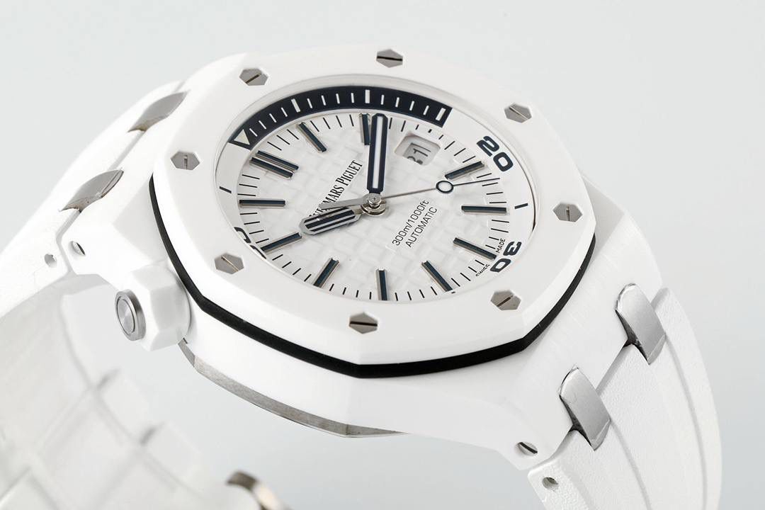 🚀全新开创陶瓷艺术，打造极致的黑白潜水运动风腕表 爱彼皇家橡树离岸型系列15707系列💯 【表壳】42MM黑白陶瓷高温高压烧制，拥有强劲有力的线条和时尚的颜色，令人耳目一新。陶瓷表面经过拉丝处理，使得外观更加的硬朗和华丽，并延续了皇家橡树离岸型一贯的防水性能，确保了潜水运动中的可靠性。潜水计时显示为表盘内的二层表圈，由10点位的把头来控制，3点位的把头控制上链及调校时间，两个都是旋入式结构。 【表盘】饰以品牌传统的“Méga Tapisserie”超大型格纹，并搭配夜光填充萤光指针，内旋式计时圈的12点钟至3点钟也同样饰以橙色和蓝色显示区。这让腕表既易读读时又显得更加时尚富有活力。 【机芯】ZF厂自产的Calibre 3120自动上链机芯，机芯直径为26.6毫米，厚度仅为4.26毫米。机芯共有280个零件，能够保证足够的动力储备。 【表带】表带选择贴合手腕的橡胶材质，搭配钛合金针扣，佩戴时手腕倍感轻盈，没有负担感，便于手腕灵活运动。