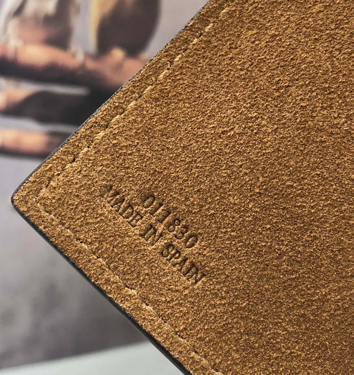 *𝘈𝘯𝘢𝘨𝘳𝘢𝘮 𝘛𝘰𝘵𝘦 印花托特包 #曾黎同款#优雅知性，气质十足 ✅ 尺寸:𝟐𝟗-𝟏𝟒-𝟐𝟓𝐜𝐦 编码:011830 颜色:铁灰色 将品牌经典图案融入皮革其中，形成了一个标志 里外牛皮革与编制提手让整个包都挺括了起来，质感满满，将实用性最大化，容量感人，十分适合日常，不禁感叹Lo罗家的细节与品质！