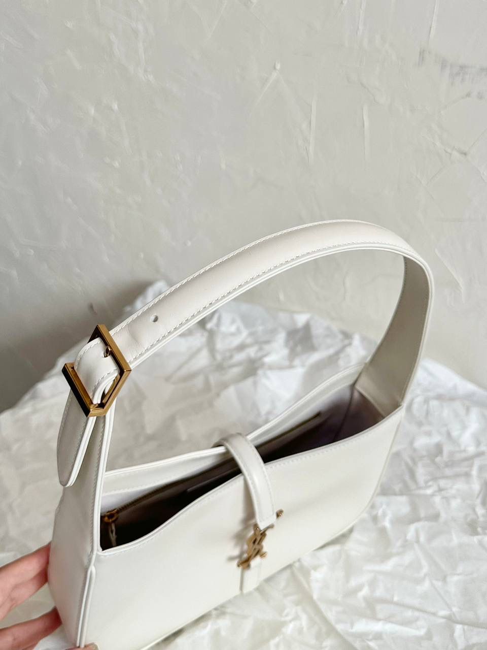 ys1 le5à7 光滑牛皮腋下包鳄鱼纹🐊 没找到他们家出的包包越来越极简主义 线条流畅，没有一丝一毫多余的废话 包身正面的一个logo说明一切 能留下来的都是这种简单款 日常最好搭配的也是这种 头层牛皮不仅光滑 皮感摸起来还有一点点韧度 内里搭配了我最爱的麂皮 真的是里里外外都非常打动人🖤 我的私心强推！ 23×16×6.5cm651350m