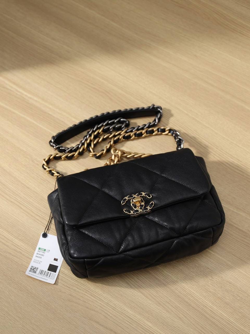 chanel 19 bag 经典黑色👜❤️‍🩹 独家渠道货 方框 原厂正品皮 小羊皮系列 以诞生年份2019命名的小香19手袋 每针每线都是符合正品工艺 尺寸：16 x 26 x 9cm