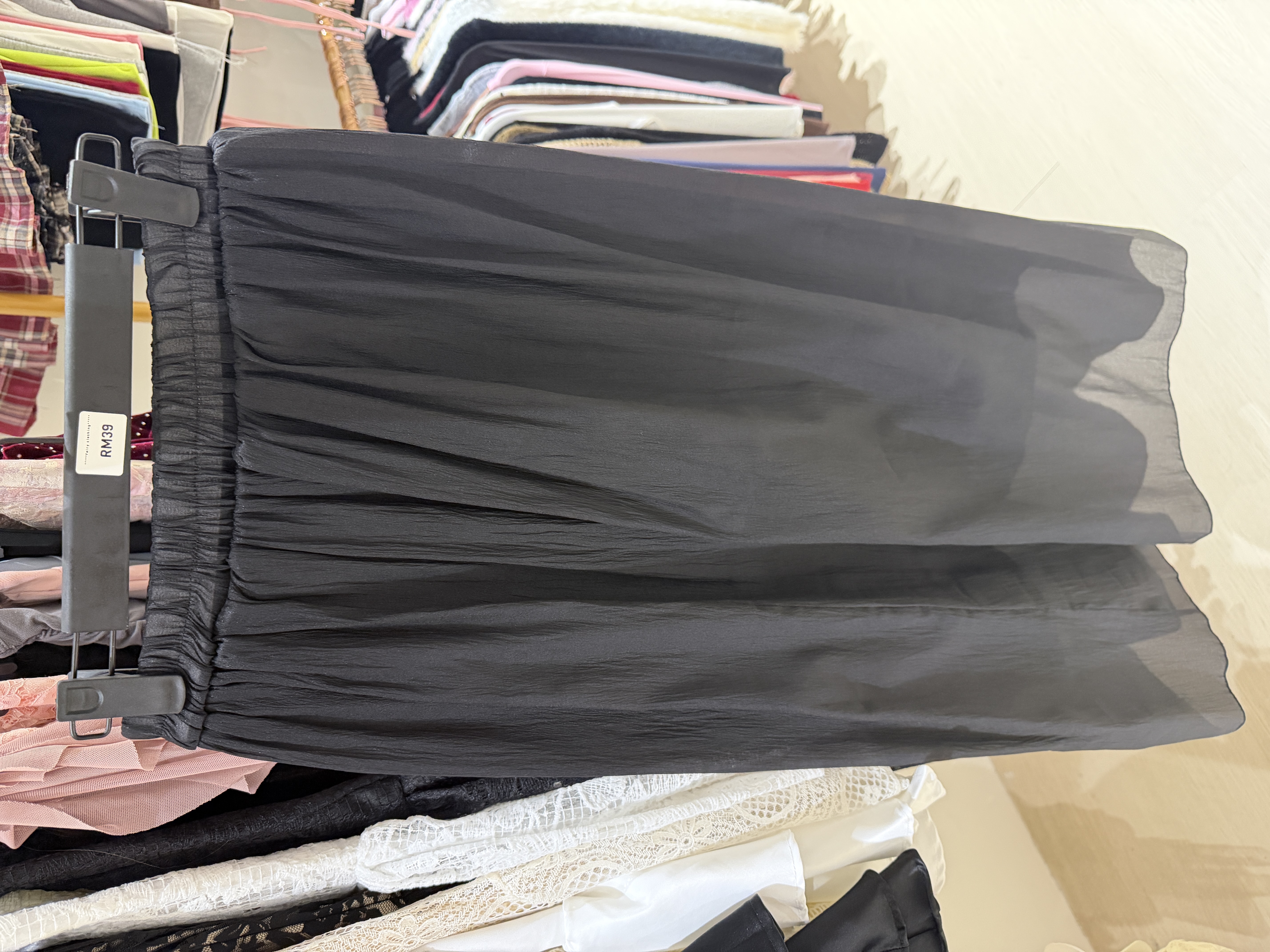 黑色雪紡中長裙，鬆緊帶