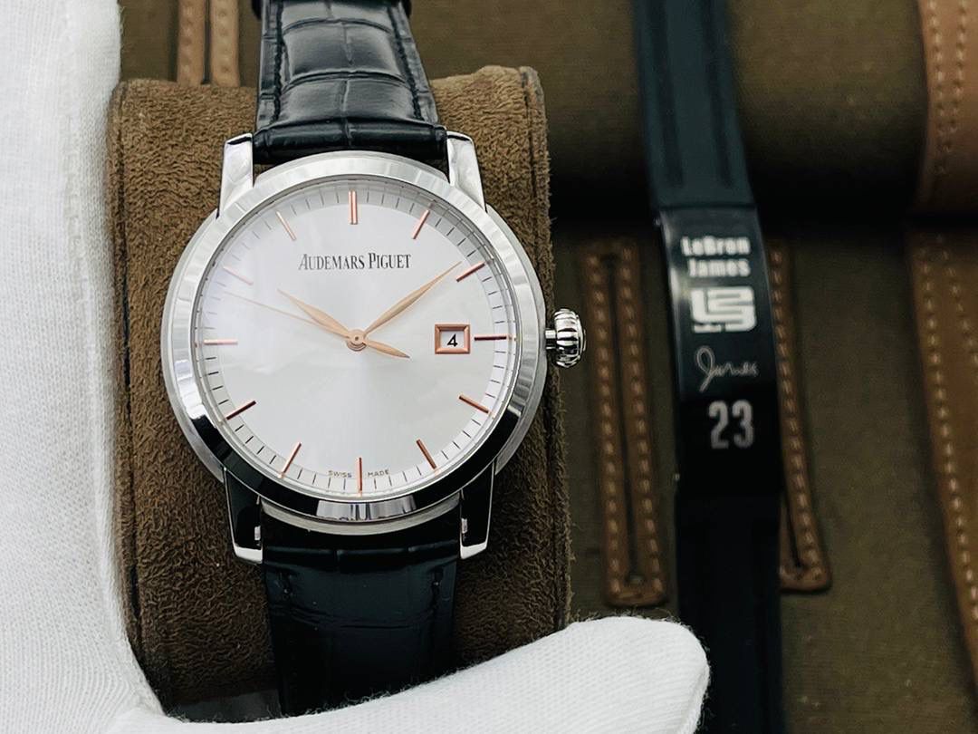 原版开模 市场最高版本 爱.彼 JULES AUDEMARS系列男士腕表！ 1⃣️机芯型号：2824改3120自动机械，透底设计！稳定零返修！ 2⃣️表径41毫米！ 3⃣️大三针简约表盘！ 4⃣️316L精钢壳套！