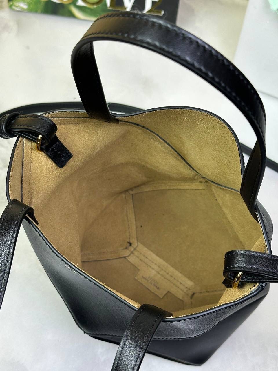 *𝐏𝐮𝐳𝐳𝐥𝐞 𝐅𝐨𝐥𝐝折叠手袋👜* ——全新【𝗡𝗘𝗪】升级‼️ 延续经典𝙋𝙪𝙯𝙯𝙡𝙚的标志性几何裁剪设计，新晋顶流🅰️𝙋𝙪𝙯𝙯𝙡𝙚 𝙁𝙤𝙡𝙚 𝙏𝙤𝙩𝙚以折纸包为灵感，升级成🉑完全折叠‼️的结构，立体与平面任意切换，出差旅行🧳必备单品。小牛皮材质轻且柔软，𝐌𝐢𝐧𝐢尺寸搭配一条可拆卸式肩带，手提，肩背，斜挎多样化背法✨ 尺寸：𝟏𝟔.𝟓-𝟗.𝟓-𝟐𝟎cm 款号：052322