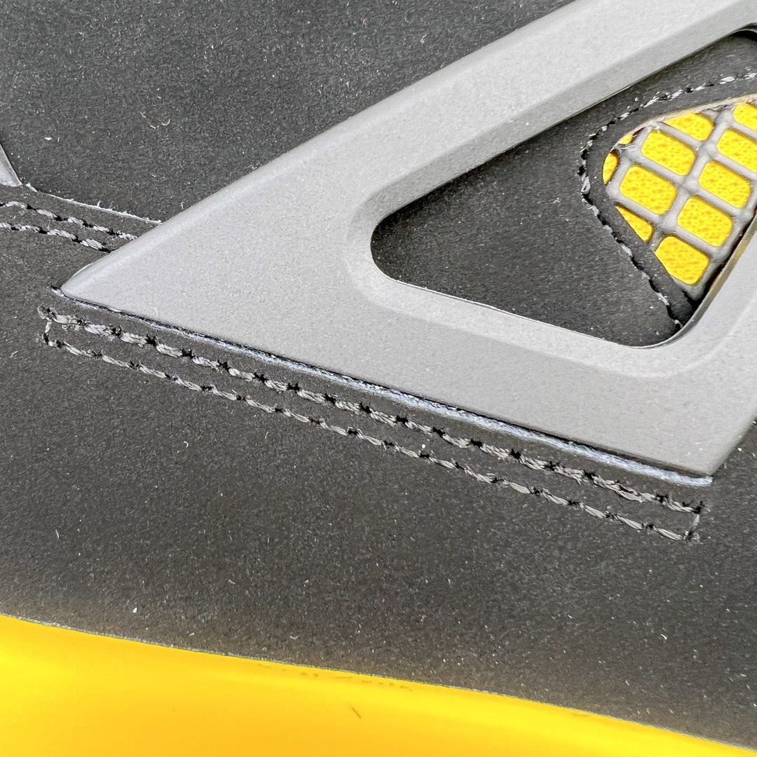 Air Jordan 4 Retro "Thunder" DH6927-017