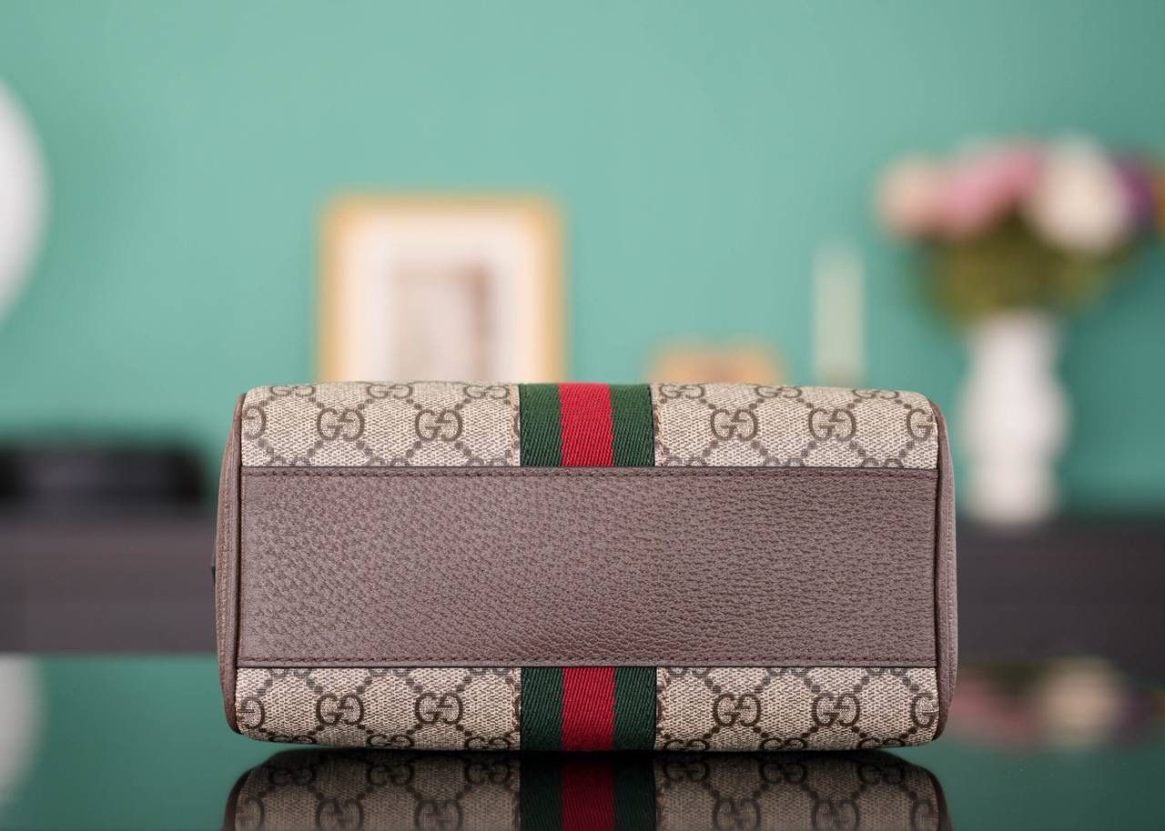 🥯GG Ophidia系列迷你手提包 波士顿21cm 正品售价,500 包身简洁大方，太过繁杂的元素反而会降低档次，强烈推荐! 虽然是迷你尺寸，可是它的容量很可！！！ 官方款号 724606 尺寸：21x12x10cm