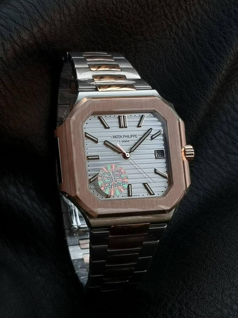 百达翡丽 方形 新系列CUBITUS 5821腕表 亮点特色：1️⃣机芯:搭载定制9015改Cal.26-330 SC一体机，调时不停秒，调时不停秒，摆轮位置均与正品一致，自动上链机芯。2️⃣钢带:316L定制级人体工程学表带，新扣款式。3️⃣表壳:尺寸45毫米厚度仅8.3mm，为表壳对角线长度(即10点位至4点位),因为表壳近似于方形，上下边的宽度会小于这一数值，所以视觉效果并不是很大。 搭配上，5821属于运动风格腕表，日常搭配正装和休闲风格也可以。