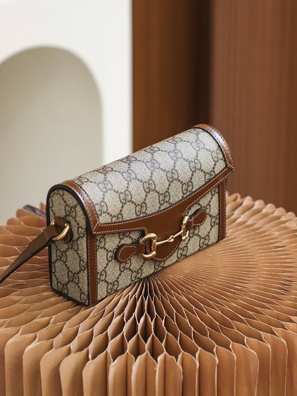 𝟏𝟗𝟓𝟓 𝐌𝐢𝐧𝐢马衔扣【全铜版#699296#】 ❥尺寸：18*12*5cm 性价比之王，同时又是爆款推荐， 马衔扣𝟭𝟵𝟱𝟱系列中再次演绎出王炸爆款， 精致小巧的可可爱爱的造型， 这个尺寸真的太爱了，日常容纳量太赞了， 王牌元素𝟭𝟵𝟱𝟱该有的复古元素， 它都十分贴心的保留，增添了更多的可爱精致元素！ 必入手的性价比之王！🔥🔥