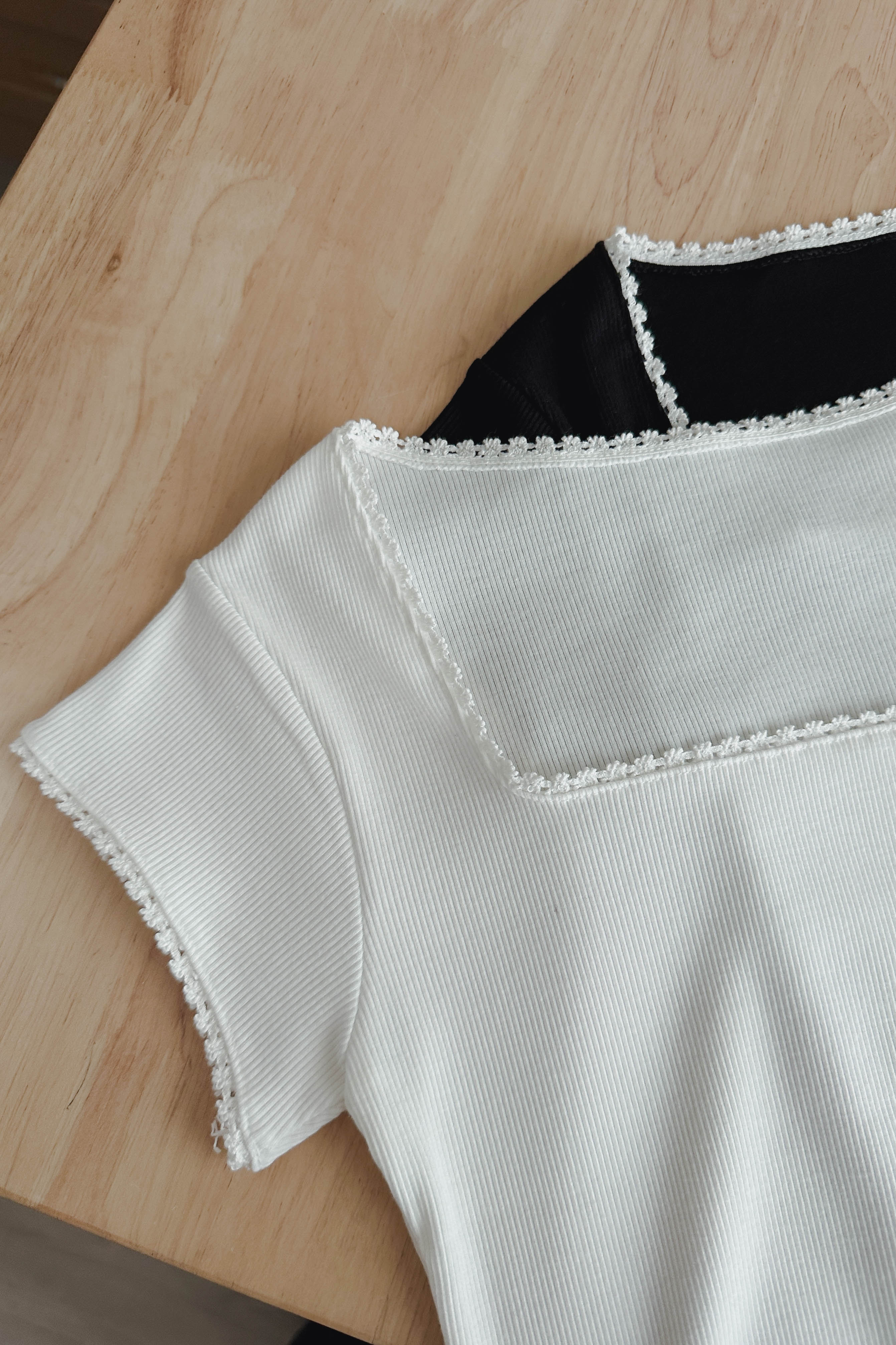 方領小花邊Crop Top (兩色)