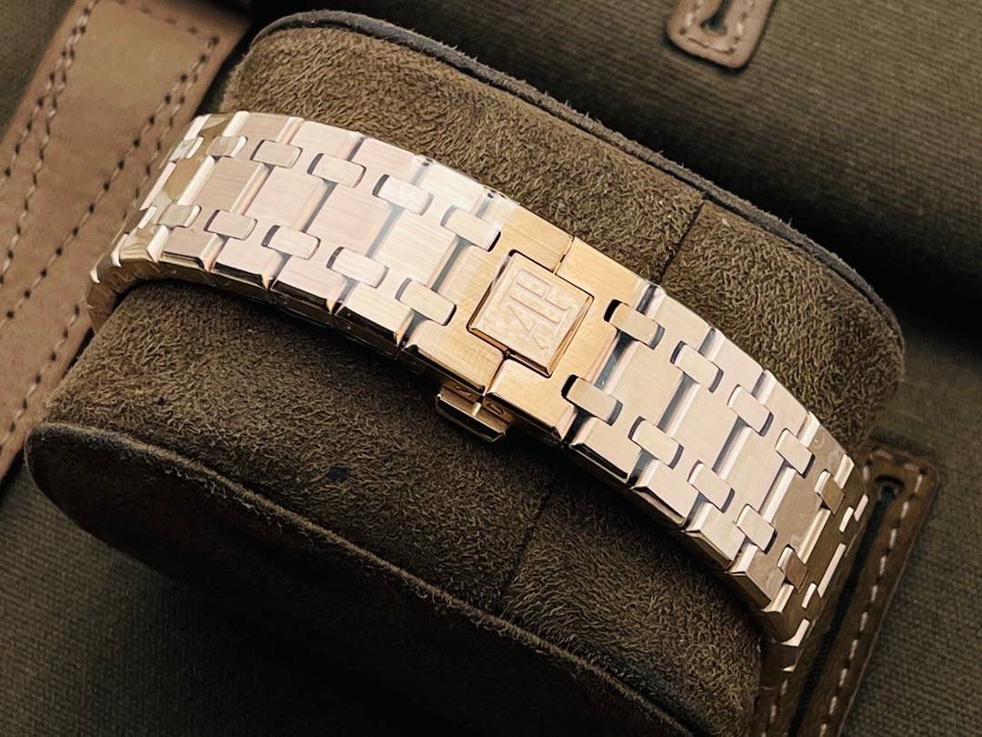 爱彼A P皇家橡树陀飞轮精品腕表 升级细节🔥 1⃣️独家订制Cal.2924机芯，动力储存68小时！ 2⃣️腕表依旧保留的八角形表圈、标志性的六角形螺丝以及经典表带！ 3⃣️皇家橡树系列超薄陀飞轮腕表在经典的“Tapsisserie”格纹上进行再度创新，形成了新的格纹“Tapisserie Evolutive”！熟悉又陌生的表盘格纹装饰带来全新观感，成为这款腕表的点睛之笔。 4⃣️表壳直径为41毫米，厚度为11.2毫米！