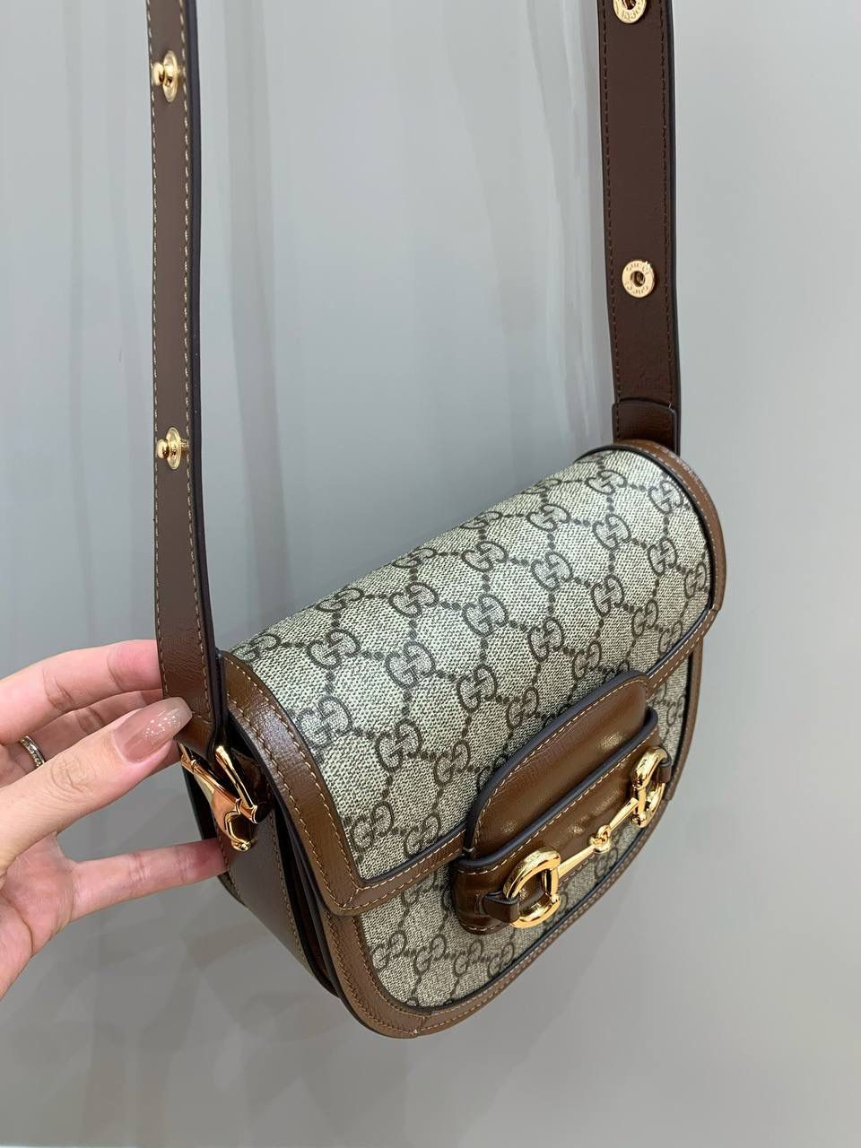 新背景实拍正品级 。Gucc1 horsebit半圆迷你马鞍包 （纯铜五金原厂皮） 这个小可爱是真的可爱，小小乖巧的一个 经典的设计加上配色，不管你是潮流的运动女孩👧 还是睿智的职场精英，又或者是优雅的气质女性 这款都是你完美生活中的一款适合的穿搭单品 经典百搭 实用而又不失个性时尚 1955系列寓意马到成功 来掌握自己的人生方向吧！ 型号760191；尺寸17/18.5/7.5cm