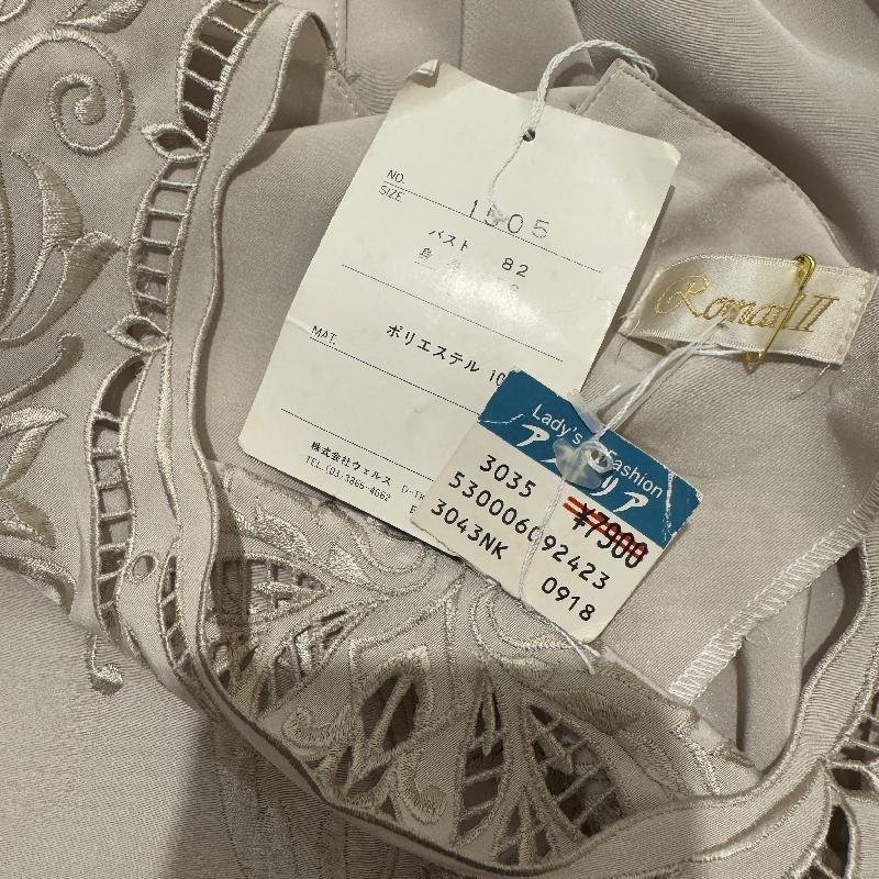 Vintage Japanese New Old Stock Embroidered Neckline Beige Blouse (MT1840)