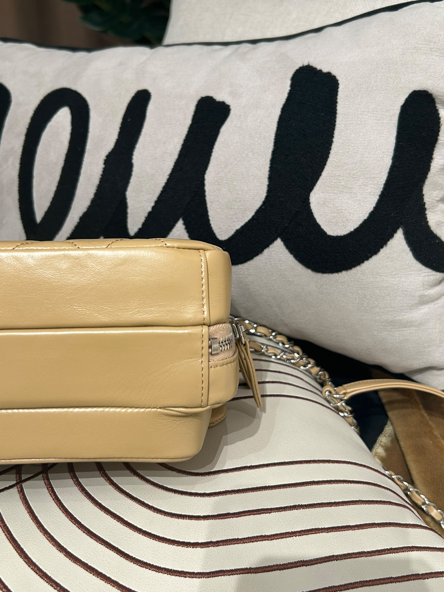 Chanel flap bag Shoulder Bag beige calfskin chain bag 100%Authentic,98%new ✅29card ✅box