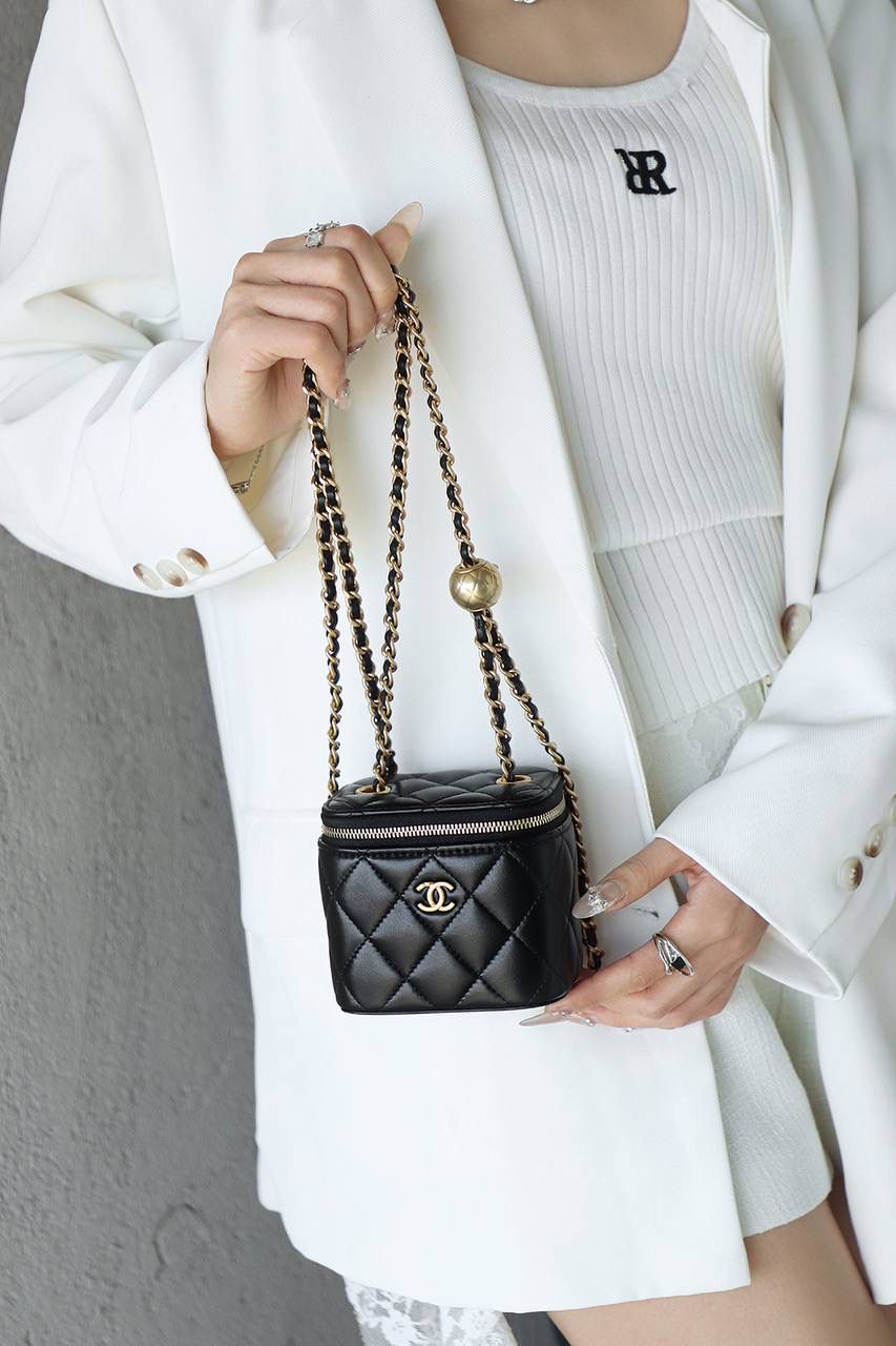 金球口紅包鑒定版👜 一包一碼 支持全球鑒定查驗身份證原廠專G GR皮料過關清單資料可査詢✅ 在時尚的廣袤宇宙中，金球口紅包宛如一顆奪目的璀璨明珠，散發著無可比擬的獨特魅力。 其巧妙之處在於，將口紅收納與精緻手袋完美融合，不僅可隨心調節肩帶長度，更成為點睛之筆，每一次轉動，都宛如開啟時尚魔法的鑰匙 五金：全銅厚鍍24k復古金 皮料：GR原廠小羊皮 尺寸：8.5*11*7cm