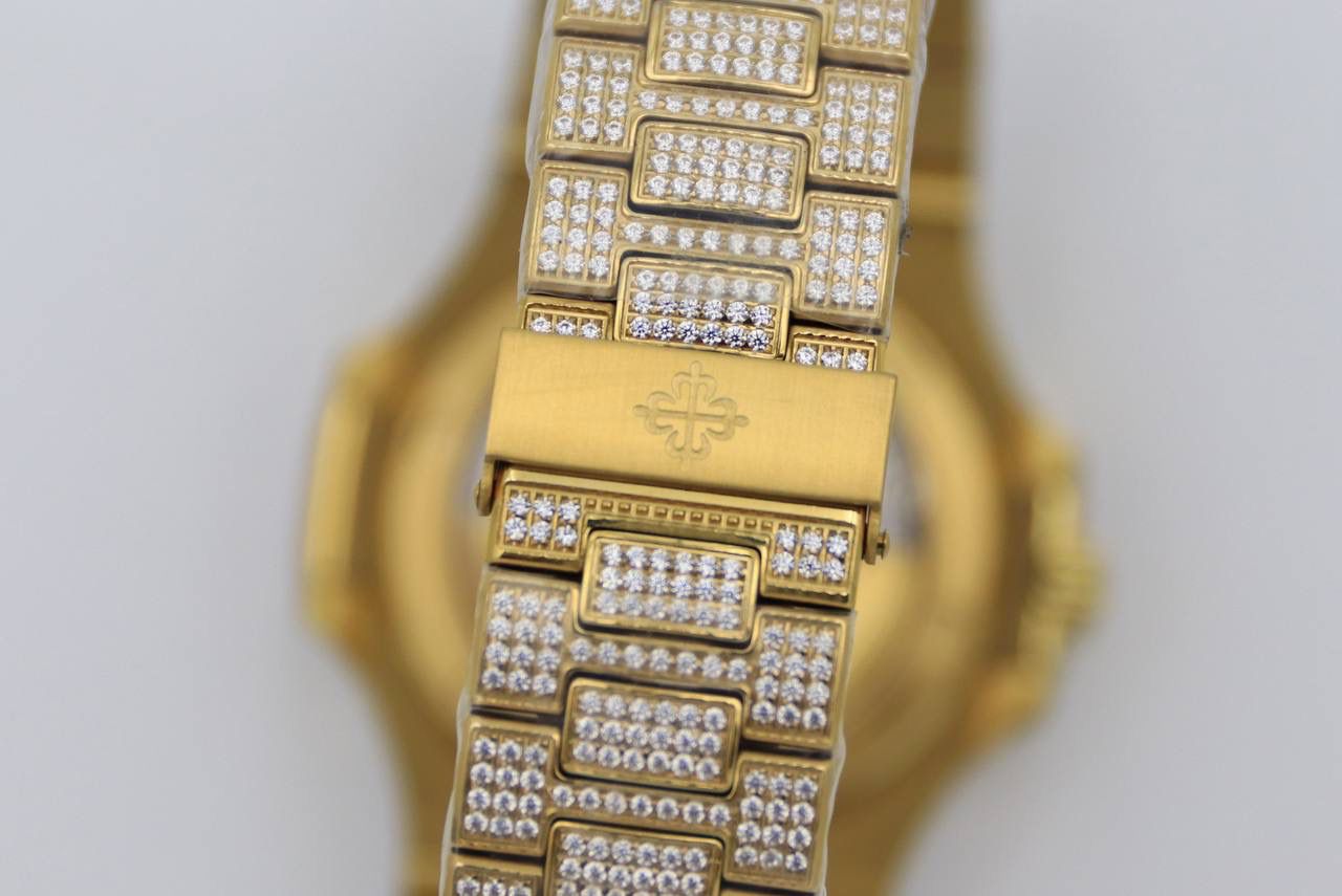 百达翡丽鹦鹉螺满天星V3版。少量到货！！！独家还原正品后镶钻。 全新修正V2版不足的四大细节： 1.表盘上12个条形刻度，根据原装5711字钉开模，效果保持了跟原装一致的黑油条形夜光刻度。 2.全新定制原版324机芯，V3版本机芯摆轮位置与原装一致，CNC数控技术打造机芯夹板，深度洗花和刻字，效果保持了原装应有的细节，机芯结构还原度极高。 3.表带升级还原正品后镶钻侧面表带镶石工艺：挑战难度极高百达翡丽鹦鹉螺侧边镶钻表带R8制表师历练数年多次，尝试过无数种加工工艺，即使再难也有破釜沉舟的心态，如今终于大功告成，还原正品后镶钻效果，是目前唯一可以做到表带侧边镶钻工艺。 4.指针升级：秒针中心点升级为针轴秒针。 （让你体验最奢华百达翡丽鹦鹉螺）