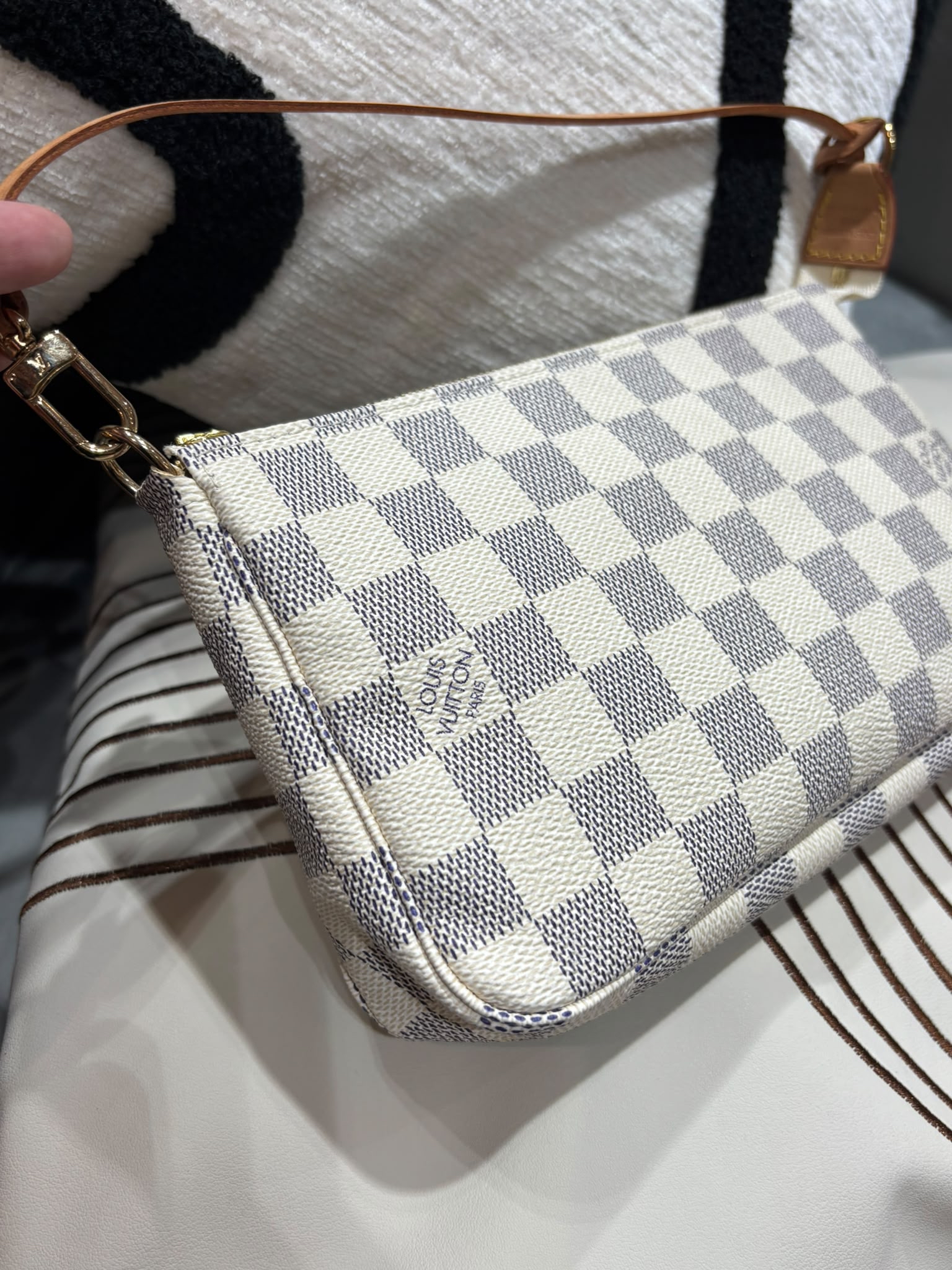 Louis Vuitton LV Pochette 白色棋盤格hobo bag 100%Authentic,98%new  