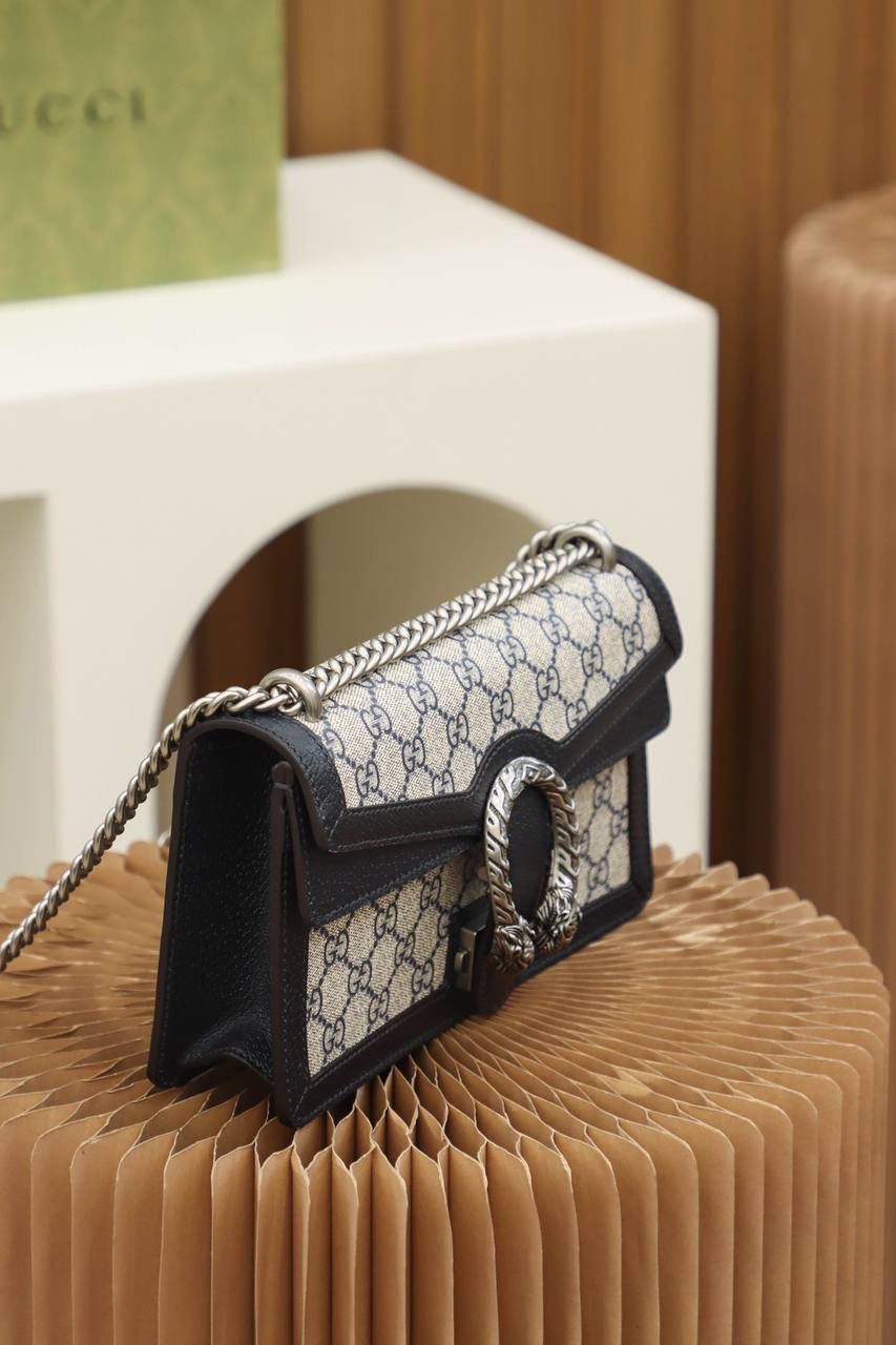 新配色𝑫𝒊𝒐𝒏𝒚𝒔𝒖𝒔 𝟐𝟓【全铜五金499623】原厂皮🔹 🔷尺寸：25*13.5*7cm🔷 迷你：16.5*10*4.5cm 被称为幸运之神眷顾的酒神系列， 已成为经典元素里的王牌产品，见证了岁月流转的痕迹， 依然是如今的大爆款，依然是受到大家的追捧喜爱， 经典的面貌搭配了神秘蓝的配色， 有一种恍然一新的天花板颜值， 与以往呈现的面貌不同感觉，新配色更加时髦感， 却拥有它该有的复古路线，越看越好看的高颜值视觉感！