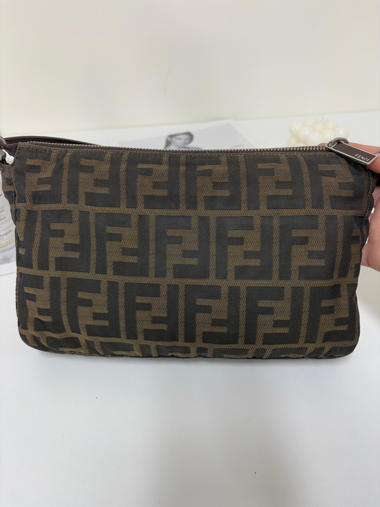 【預訂貨品】Fendi老花法棍腋下包