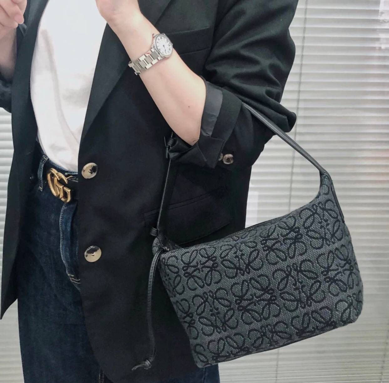 * 𝘊𝘶𝘣𝘪 𝘈𝘯𝘢𝘨𝘳𝘢𝘮 提花布手袋✌️ 大号尺寸:27-17-22cm（顶部宽处34cm） 编码:062102 黑色【配全套礼盒】 包包面料挺括度适中，没有固定形状 ，背上出门慵懒氛围感十足😘，肩带可以调节，伸缩至腋下背，单肩，手拎皆可