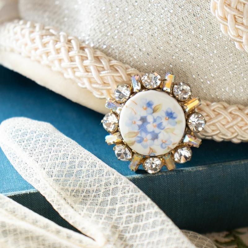 Vintage Recomposed Czechoslovakia "Forget Me Not" Porcelain Set in Rhinestone Frame Brooch (MU056)