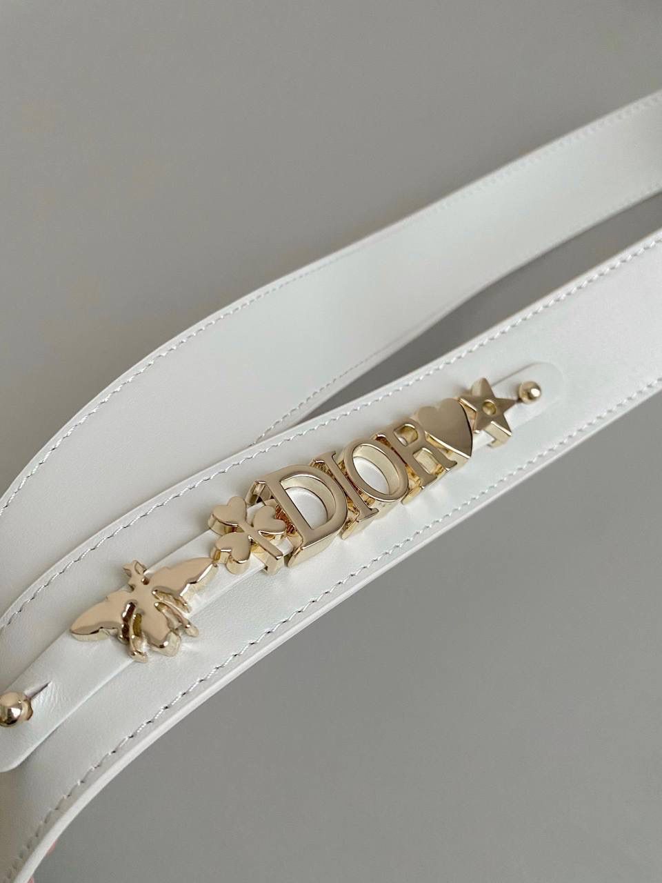 🈶白色，四格 𝗗𝗜𝗢𝗥 𝗟𝗮𝗱𝘆七夕限定 在经典的基础上加了爱心小挂饰 让整个氛围有了爱的烂漫气息 戴妃作为经典的代表，怎么买怎么对 特别手拎时会显得整个人非常温柔优雅 我一直都推荐女生一定要有一只经典款 每个颜色都好好看，完全不需太纠结 20×16.5×8cm 4123m