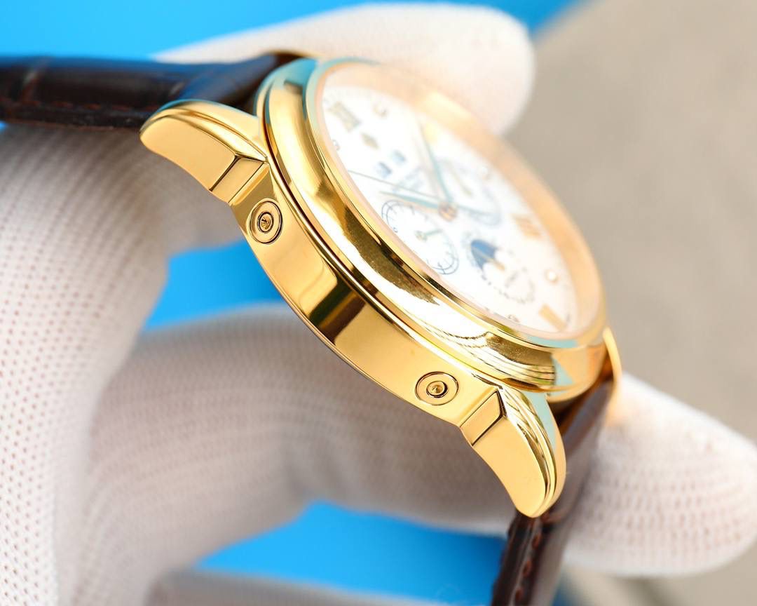 百达翡丽超级复杂功能计时系列！用心之作，细节方面： 1：团队历时两年多精心设计，不计成本，敢为人先，力求完美，克服重重难关，突破多层技术瓶颈，机芯型号为CH 29-535 升级版，质量稳定！ 2：尺寸41毫米，厚度11毫米！ 3：表壳为316L全钢镀纳米铂金表技术，更彰显高贵大气，表带搭配意大利头层小牛皮！更显大气上档次！ 你值得拥有！