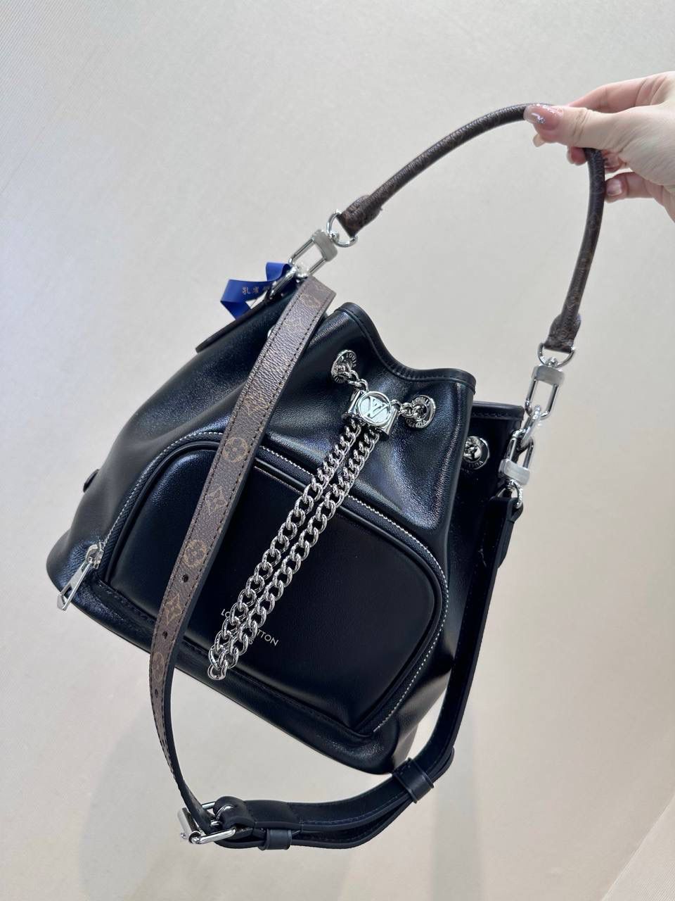 LV炫酷水桶包👜✨ 见多了 这么炫酷的还是第一次， lv本季最瞩目的一只水桶包， 以摩登摇滚型格 焕新经典Noé手袋元素， 正面凸出的拉链袋， 亮银色链条充当抽绳的设计， 将优雅灵动与时髦炫酷完美融合😍❤️