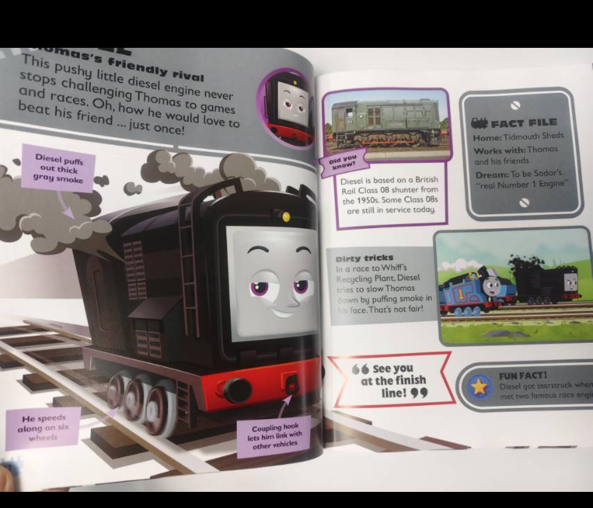 💥托馬斯小火車迷必入！《Thomas & Friends: Meet the Engines》深度揭秘。正版！  🌚🌚從主角托馬斯，到個性鮮明的培西、高登、詹姆士等，所有你能想到的小火車角色都在裡面啦。  🌚🌚每個角色都有詳細的介紹，包括它們的外觀特點、獨特性格，還有在多多島上發生的有趣故事。  精裝尺寸:28*22釐米   頁數:92頁