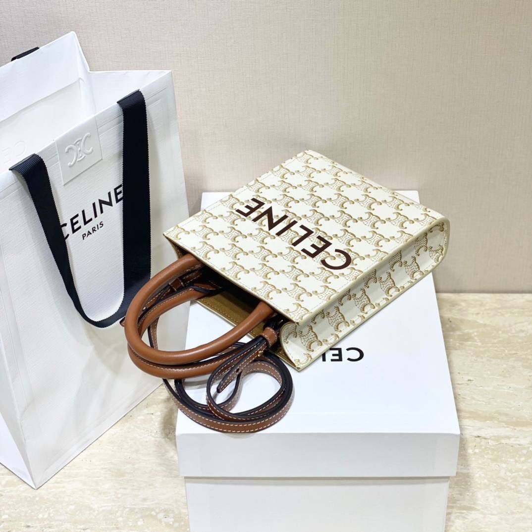 🔥大货实拍图 𝗖𝗘𝗟𝗜𝗡𝗘 ♥ 𝗧𝗥𝗜𝗢𝗠𝗣𝗛𝗘 𝗖𝗔𝗕𝗔𝗦 𝗧𝗢𝗧𝗘 今年新出的白老花真的击中我💘这是什么温柔美貌的配色啊啊啊！老花也可以满满的清新春夏感🏝 型号：194372 尺寸：17*21*4cm