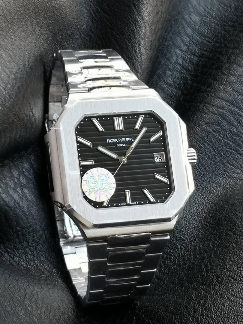 百达翡丽 方形 新系列CUBITUS 5821腕表 亮点特色：1️⃣机芯:搭载定制9015改Cal.26-330 SC一体机，调时不停秒，调时不停秒，摆轮位置均与正品一致，自动上链机芯。2️⃣钢带:316L定制级人体工程学表带，新扣款式。3️⃣表壳:尺寸45毫米厚度仅8.3mm，为表壳对角线长度(即10点位至4点位),因为表壳近似于方形，上下边的宽度会小于这一数值，所以视觉效果并不是很大。 搭配上，5821属于运动风格腕表，日常搭配正装和休闲风格也可以。