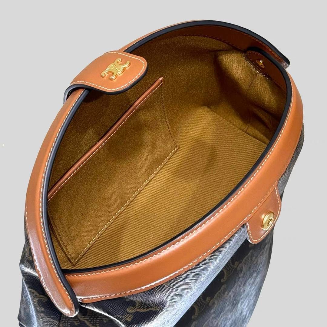 🔥大货实拍图 𝗖𝗘𝗟𝗜𝗡𝗘 ♥️ 𝗧𝗥𝗜𝗢𝗠𝗣𝗛𝗘手拿包 型号：100772 尺寸：24*8.5*15cm CELINE老花系列又新晋一款手包，容量很足够，试过手抓起来不会扁扁塌塌的感觉💫